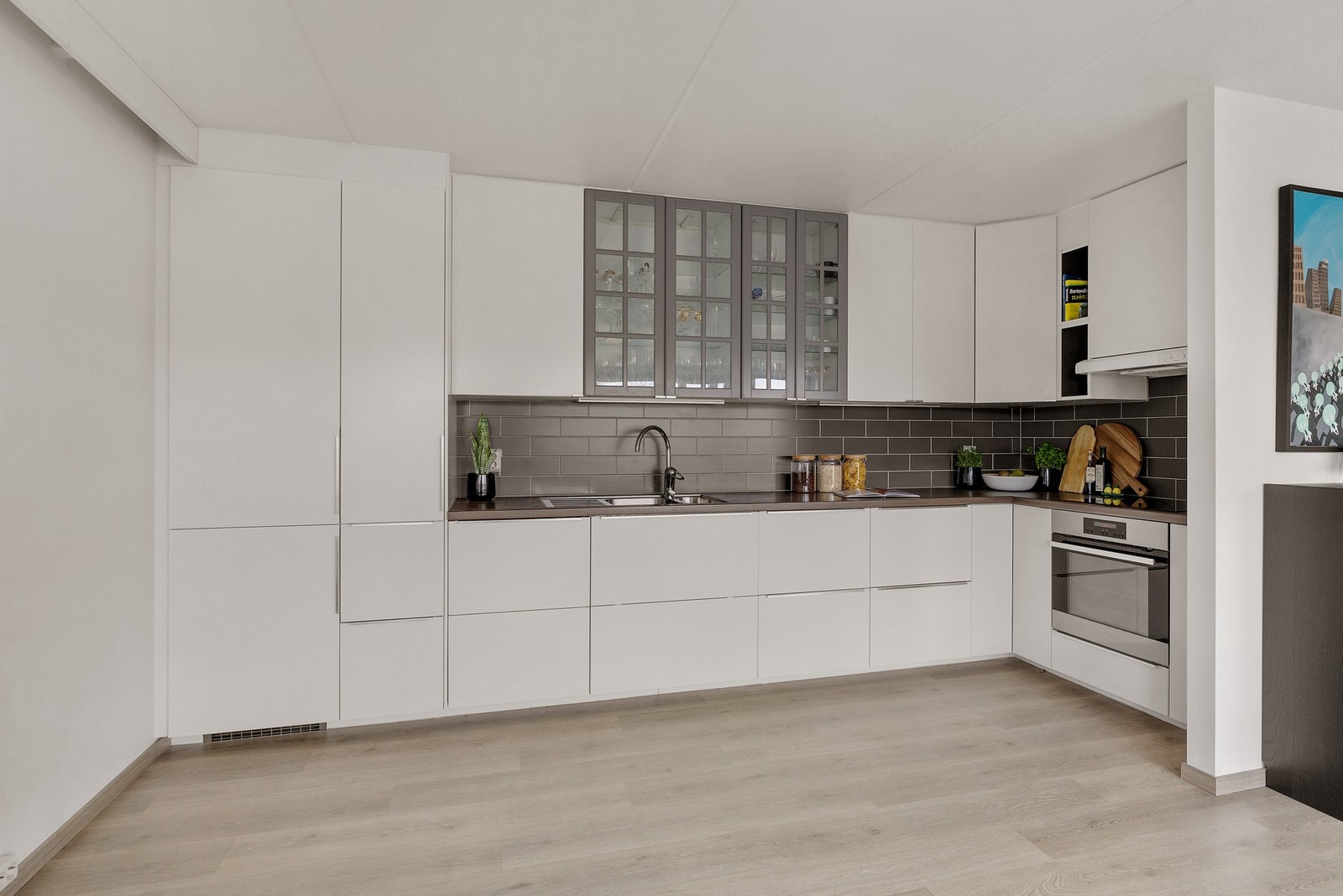 Flott kjøkken med mye skap- og benkeplass Galleribilde