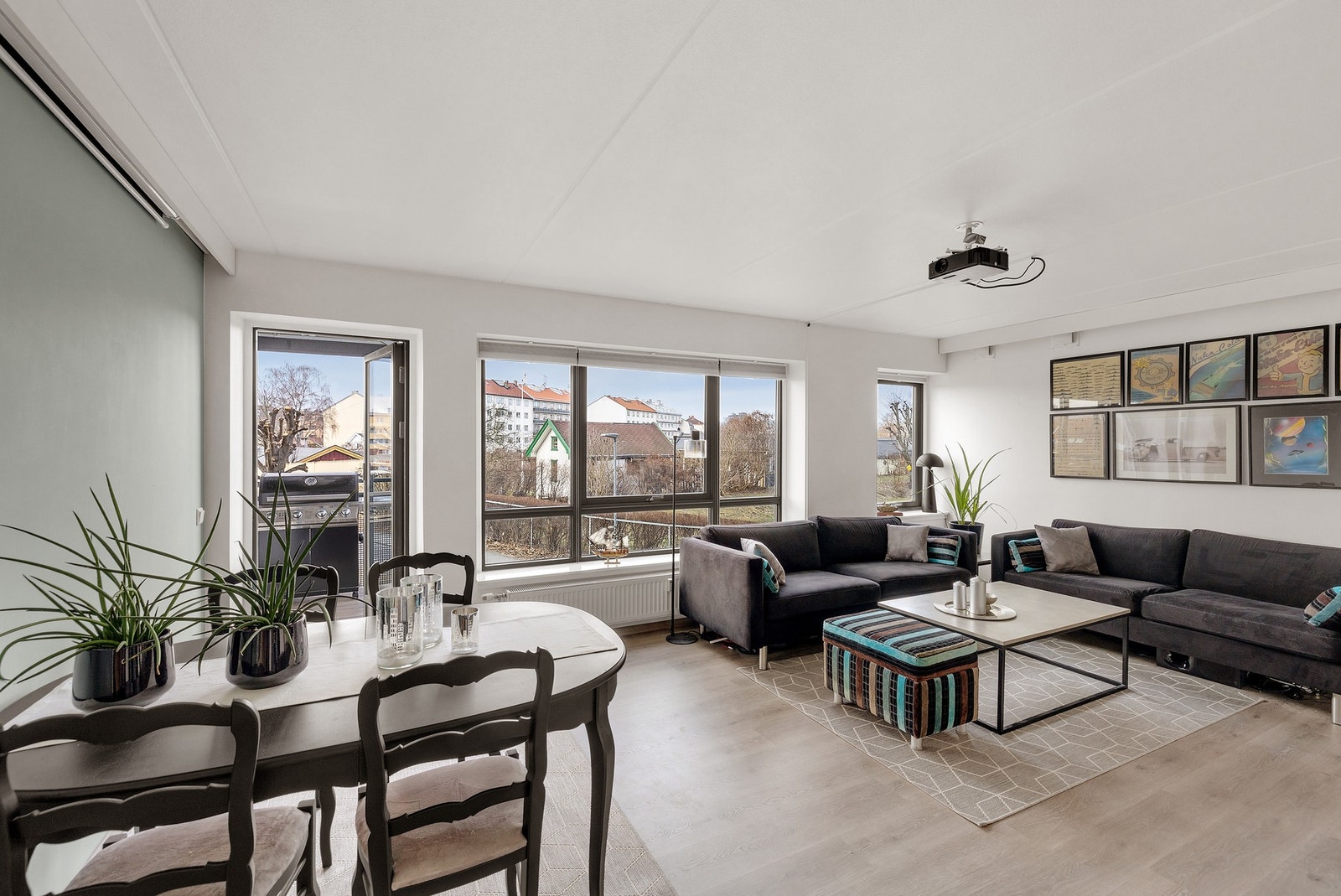 Stuen er malt i tidsriktige fargevalg og fremstår moderne og lekker Galleribilde