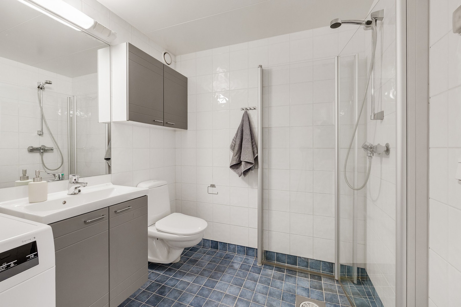 Badet er av romslig størrelse og er pent opparbeidet Galleribilde