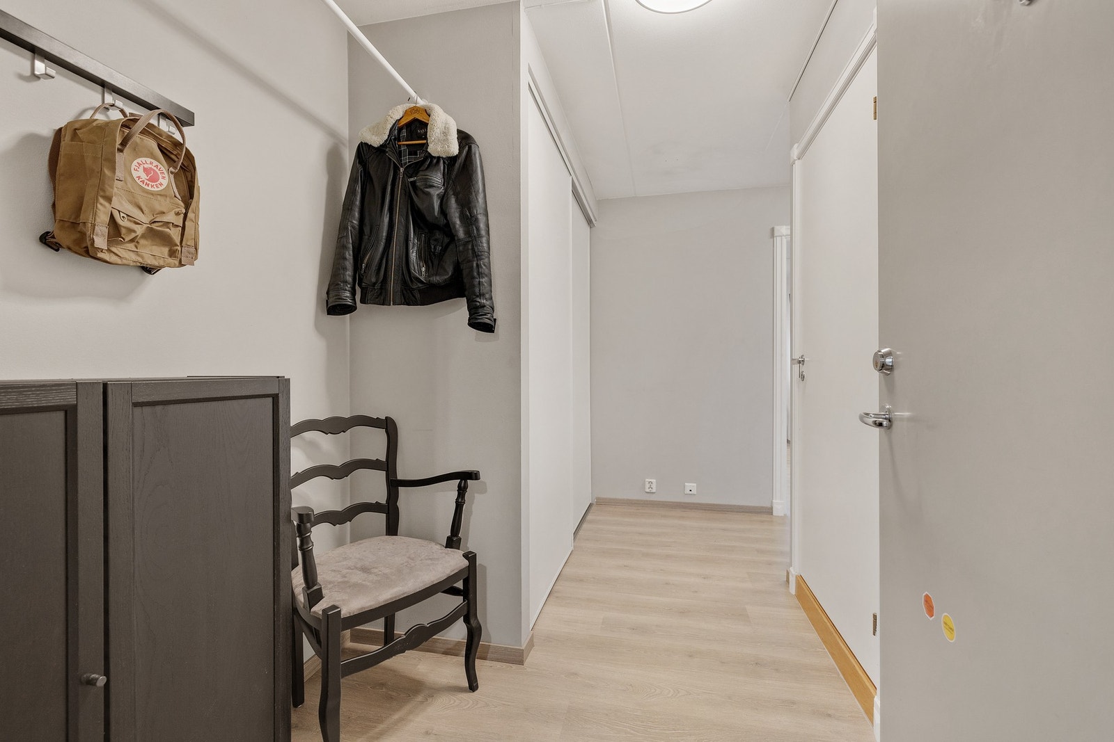 Her har du god plass til å sette fra deg sko og yttertøy Galleribilde