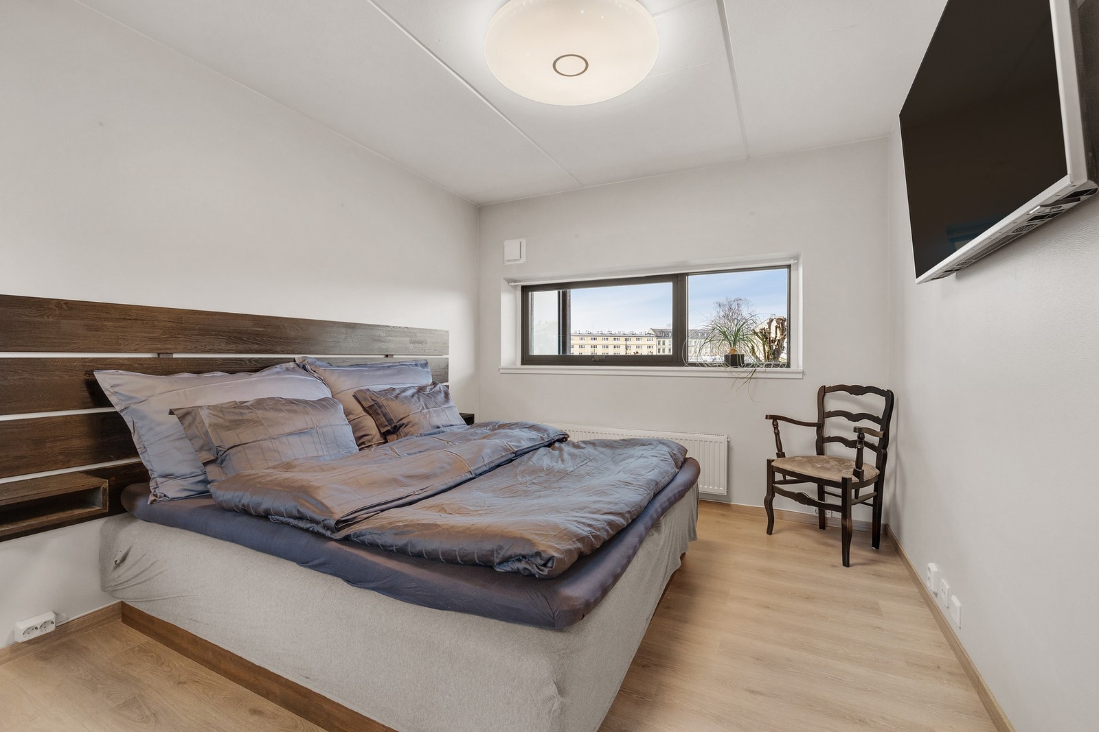 Stort soverom av generøs størrelse med god plass til dobbeltseng med tilhørende nattbord Galleribilde