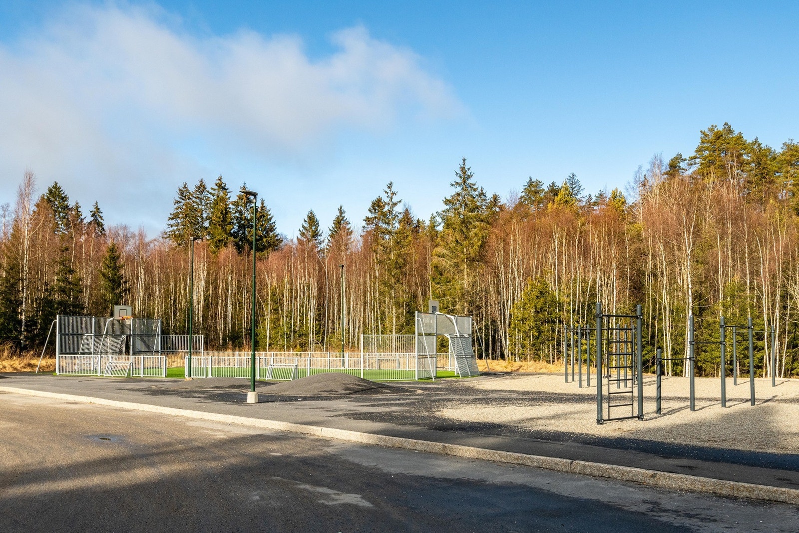 Ballbinge og treningsapparater til felles benyttelse for beboere i området. Galleribilde