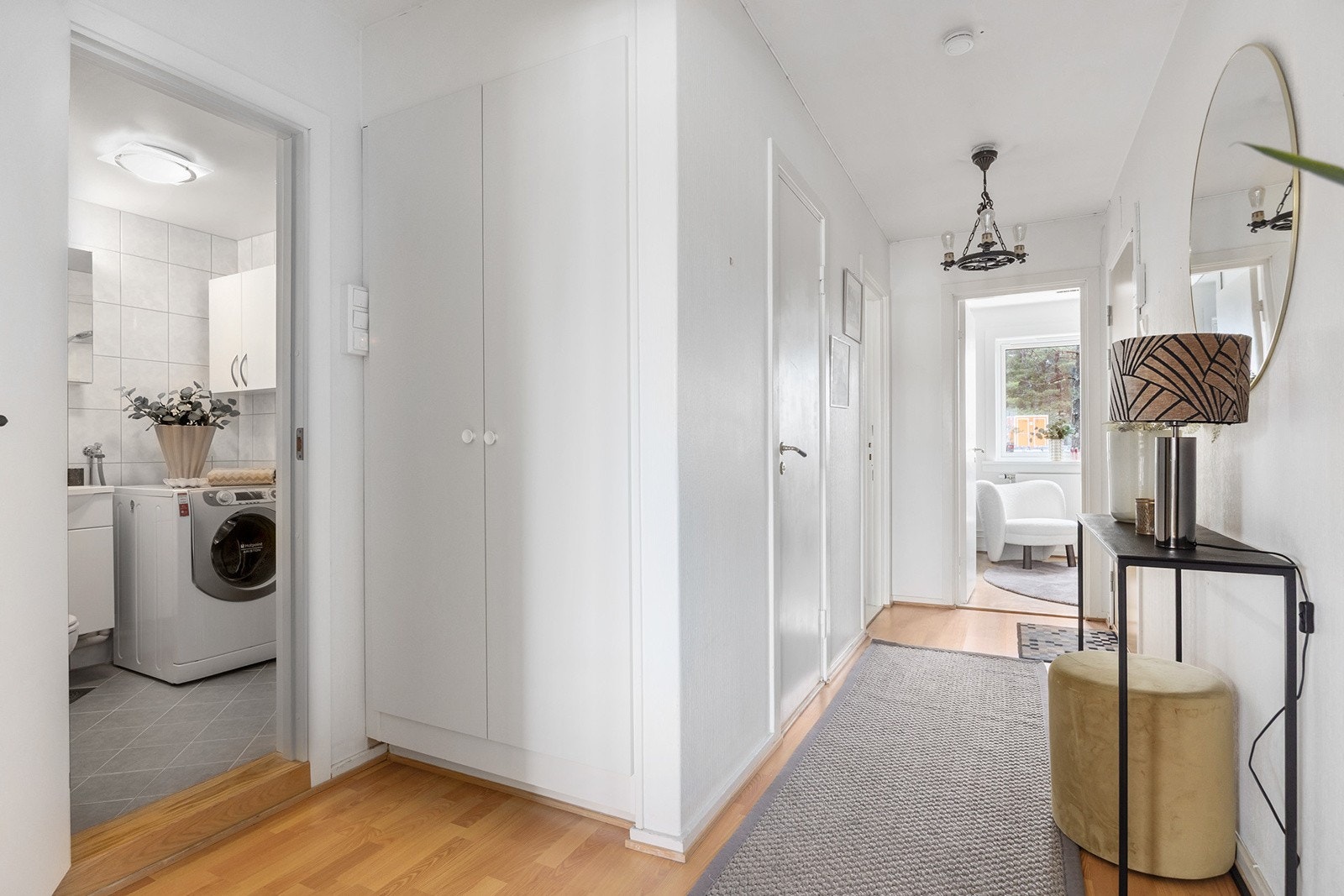 Romslig entré med masse garderobe- og lagringsplass i innvendig bod ved entré. Galleribilde