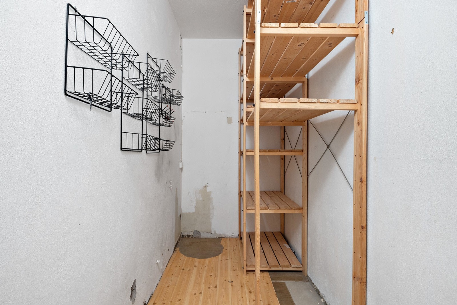 Boligen disponerer en praktisk innvendig bod som kan benyttes som et walk-in-closet. Galleribilde