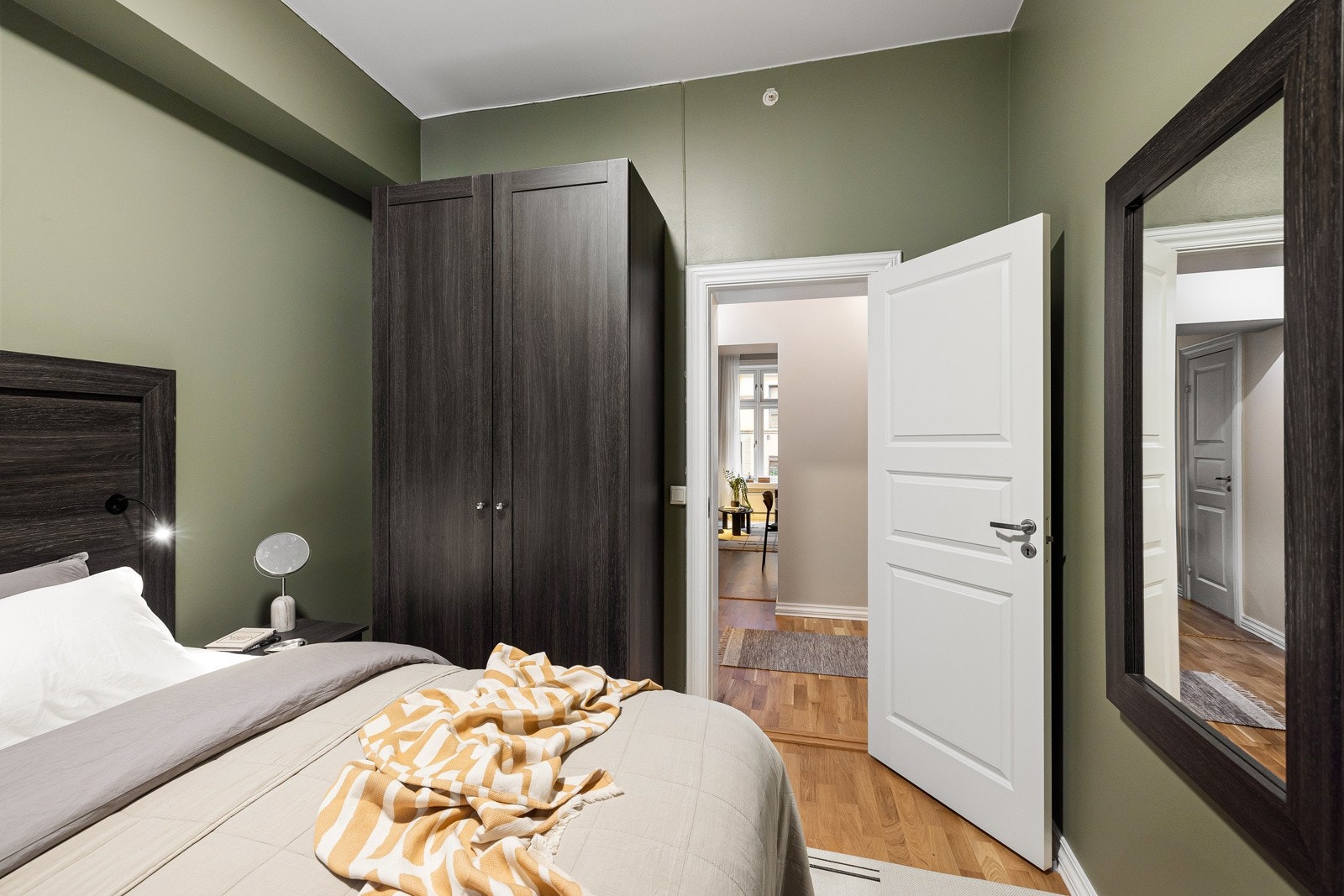 Det er innredet med garderobeskap hvor yttertøyet pent kan ryddes bort. Galleribilde