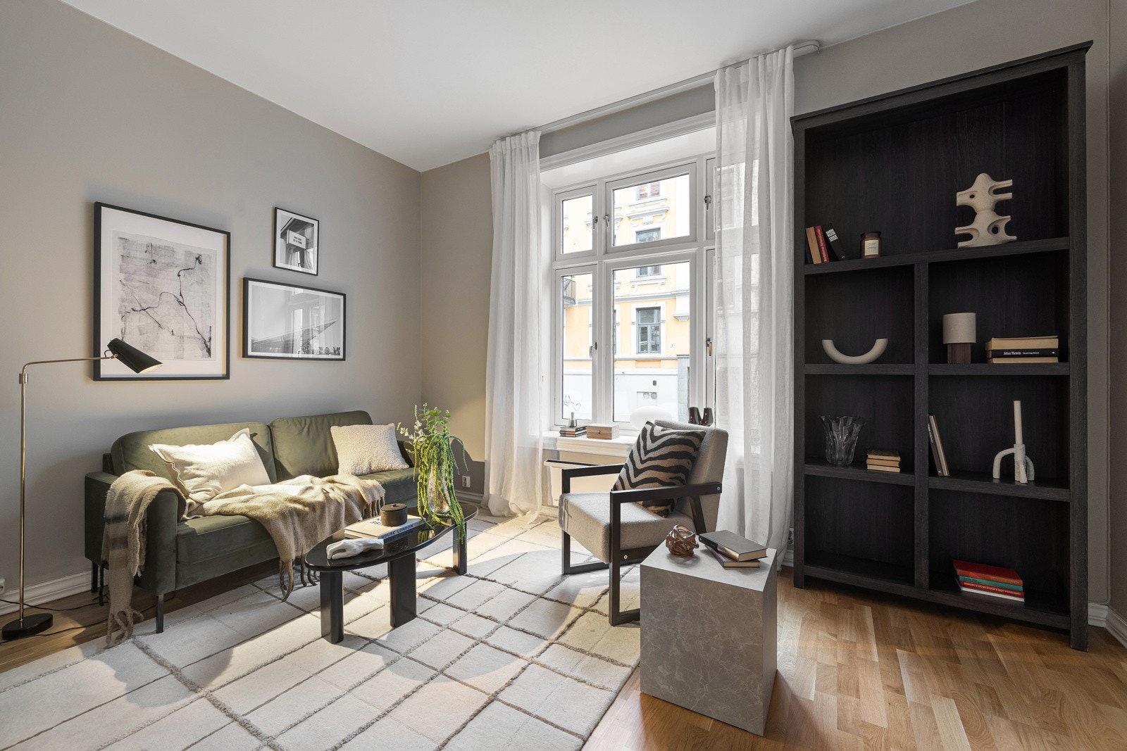 Flott stue med stort vindu som slipper inn rikelig med naturlig lys. Galleribilde