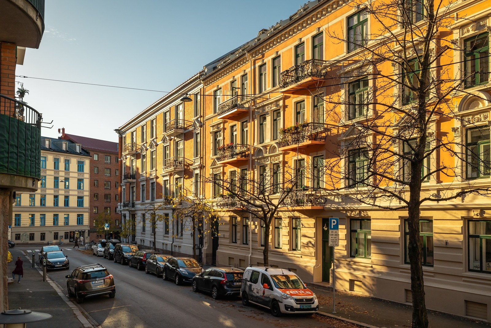 Leiligheten ligger i et urbant og ettertraktet boligområde på St.Hanshaugen/Bislett i Oslo, rett mellom St. Hanshaugen park og Bislett stadion. Galleribilde