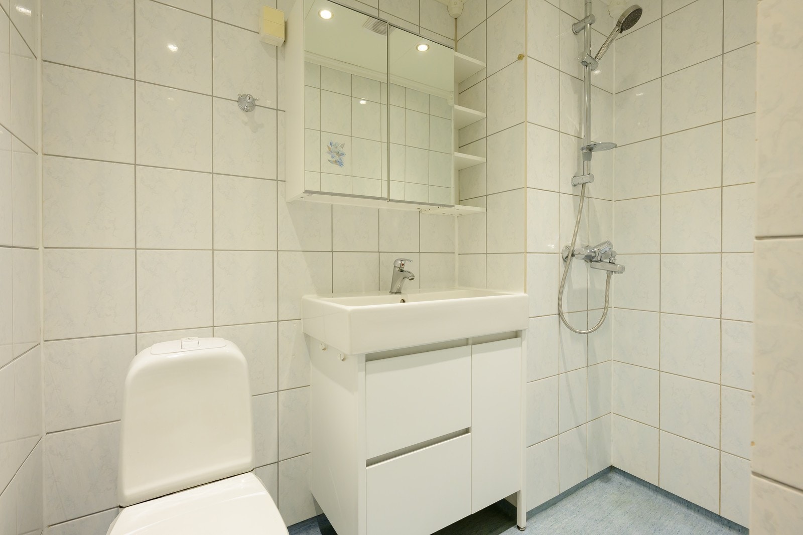 Bad med vask, wc og dusj Galleribilde