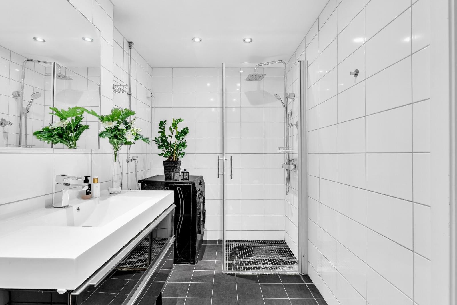 Lekkert stort bad med downlights, vannbåren varme i gulv og opplegg for vask/tørk Galleribilde