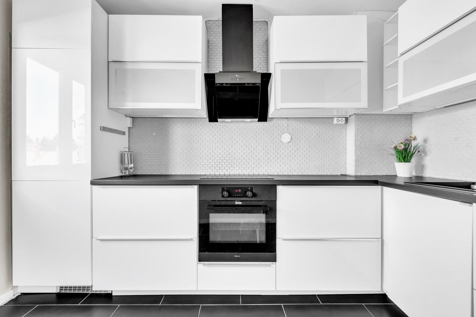 Fliser under overskap, ventilatorhette og laminat benkeplate Galleribilde