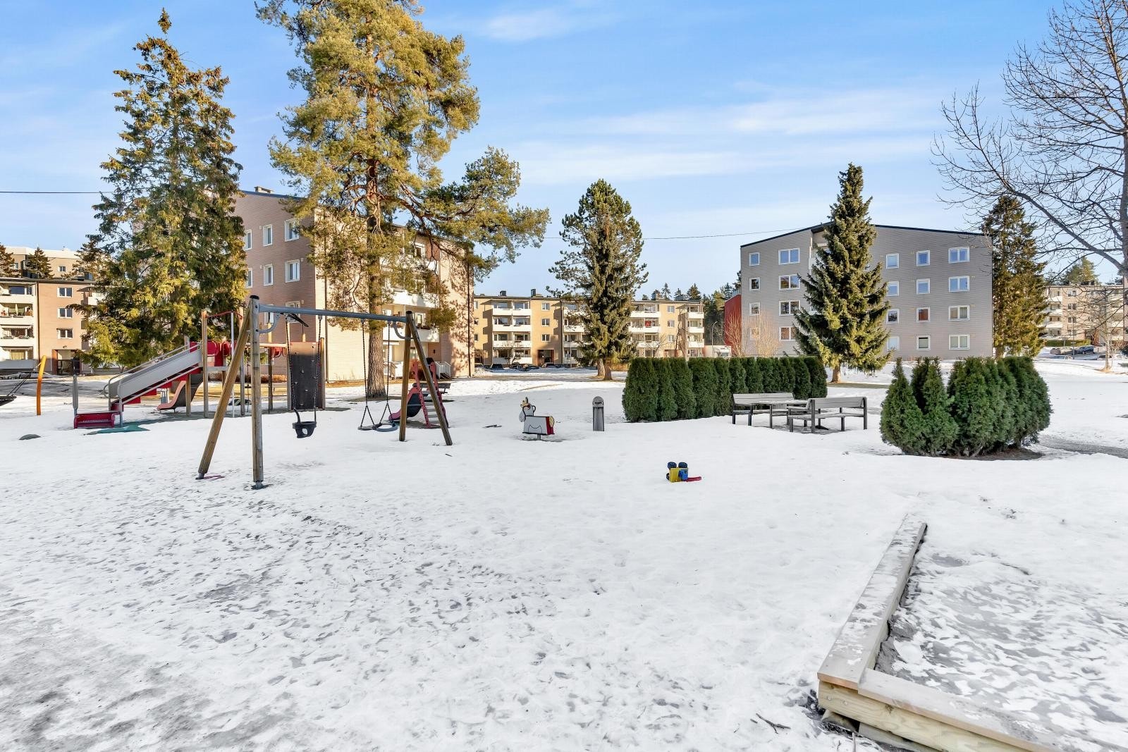 Store parkmessige grøntområder og kort vei til lysløypen bak blokken Galleribilde