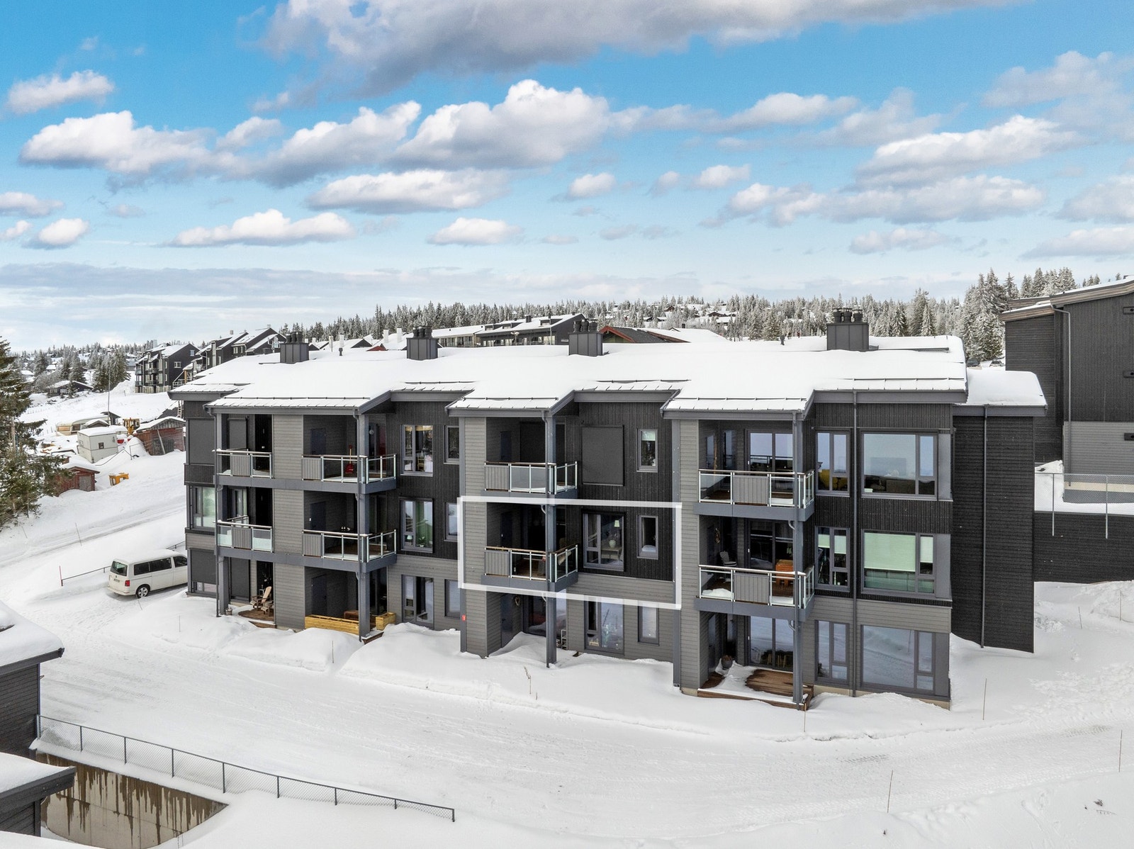 Velkommen til Langbakkguta 10! En moderne leilighet sentralt på Sjusjøen like ved langrennsløypene. 3 soverom og 2 bad. Galleribilde