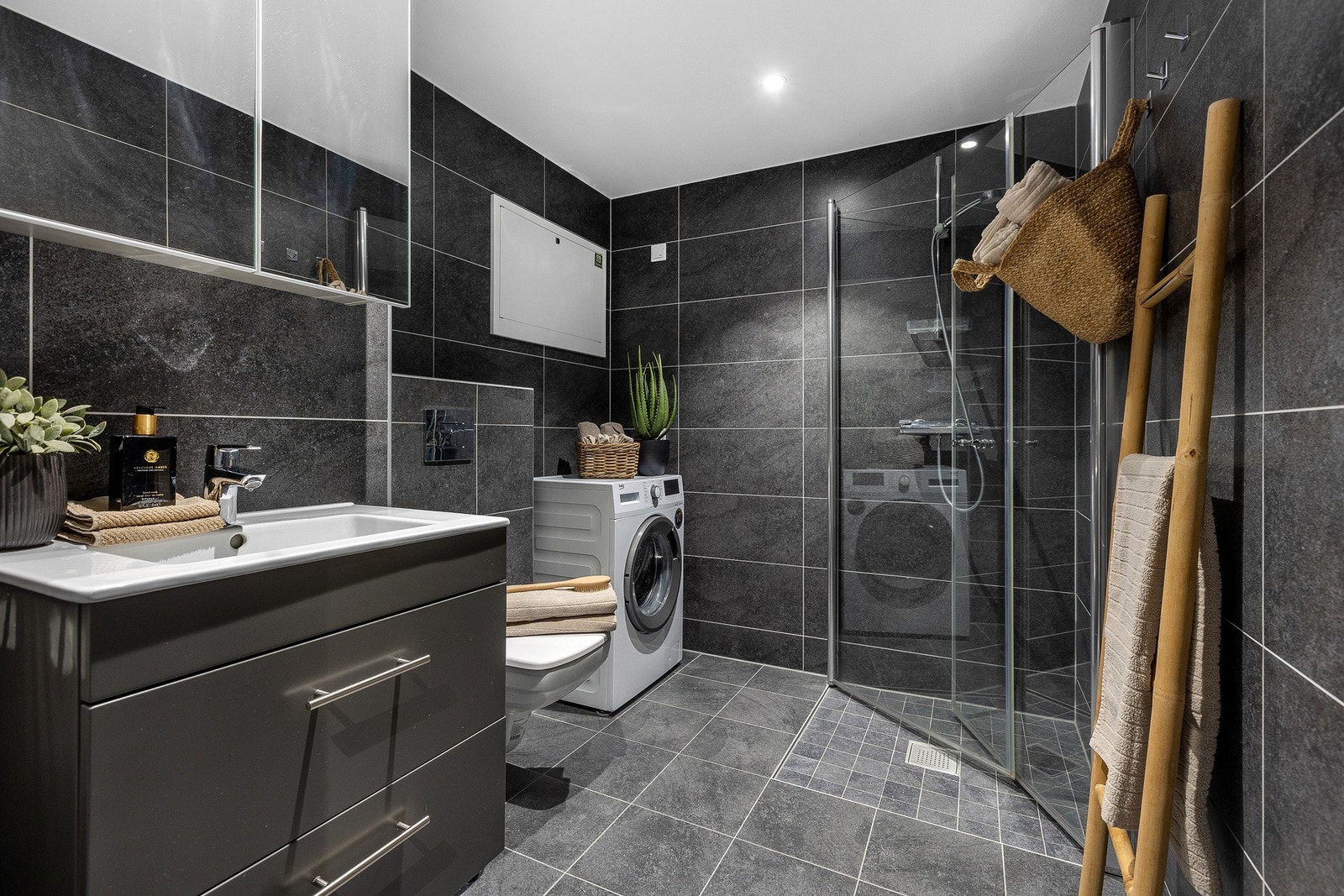 Det andre soverommet har inngang fra gangen. Rommet har vegghengt toalett, dusjhjørne med glassdører og en romslig servant med underskap. Her er det også opplegg for vaskemaskin. Galleribilde