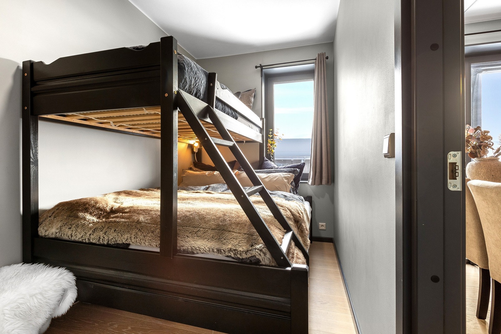 De to andre soverommene er innredet med familiesenger. Galleribilde