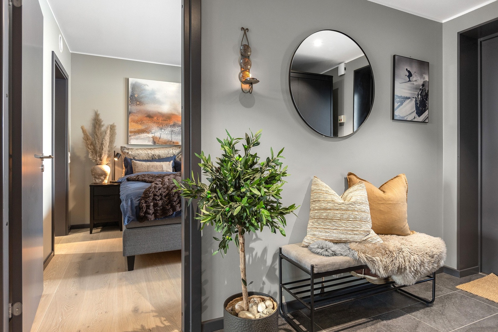 Leiligheten har tre gode soverom- velkommen inn til hovedsoverommet Galleribilde