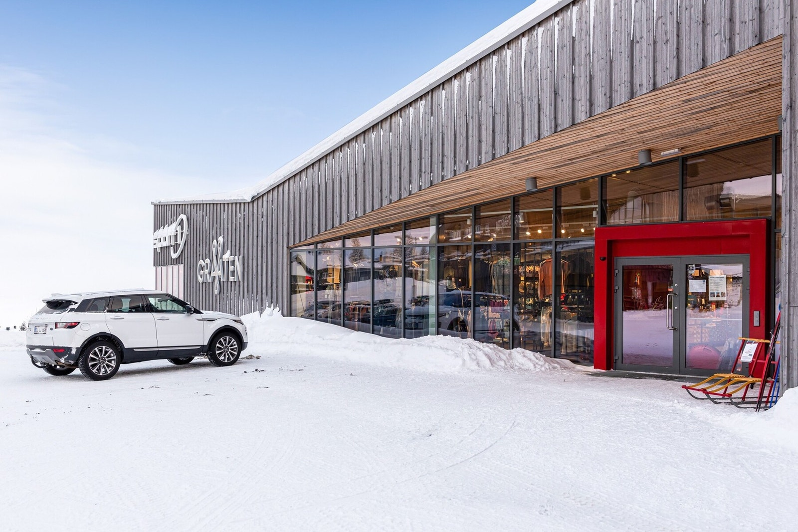 Kun ett steinkast fra leiligheten ligger Graaten med Kiwi og Sport 1 butikk Galleribilde