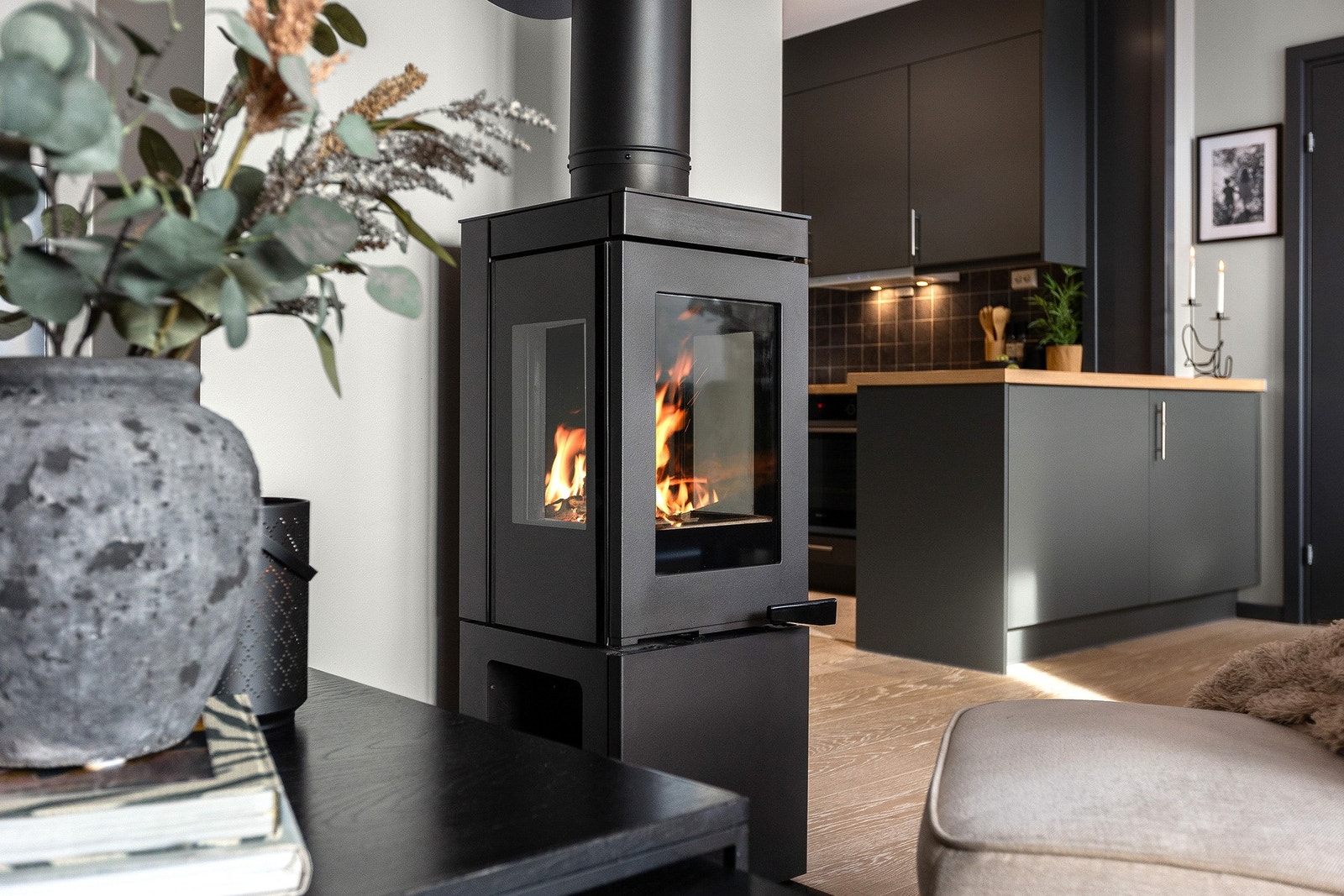 Moderne peis med glasspaneler som gir innsyn til flammene fra flere vinkler. Det er også varme i gulv. Galleribilde