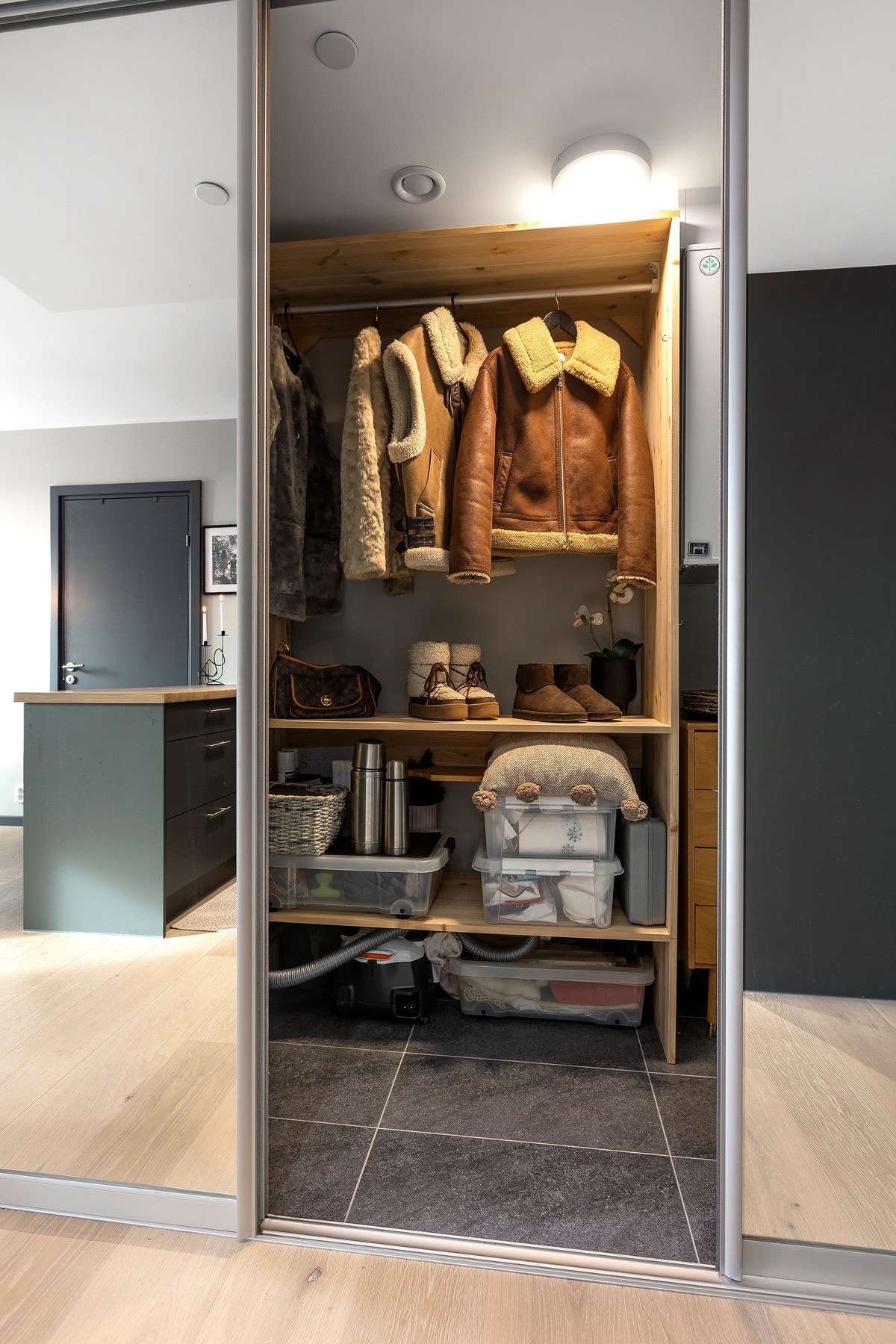 Praktisk skyvedørsgarderobe med meget god plass til lagring. Galleribilde