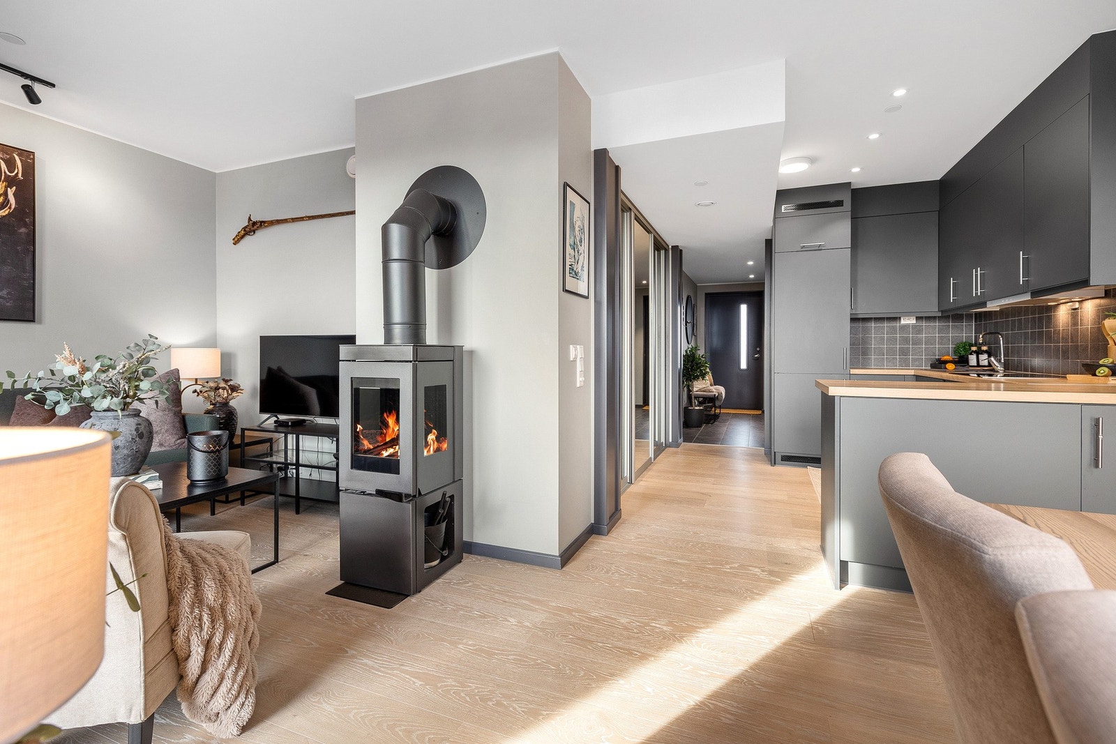 En romslig og praktisk leilighet med gode materialvalg Galleribilde