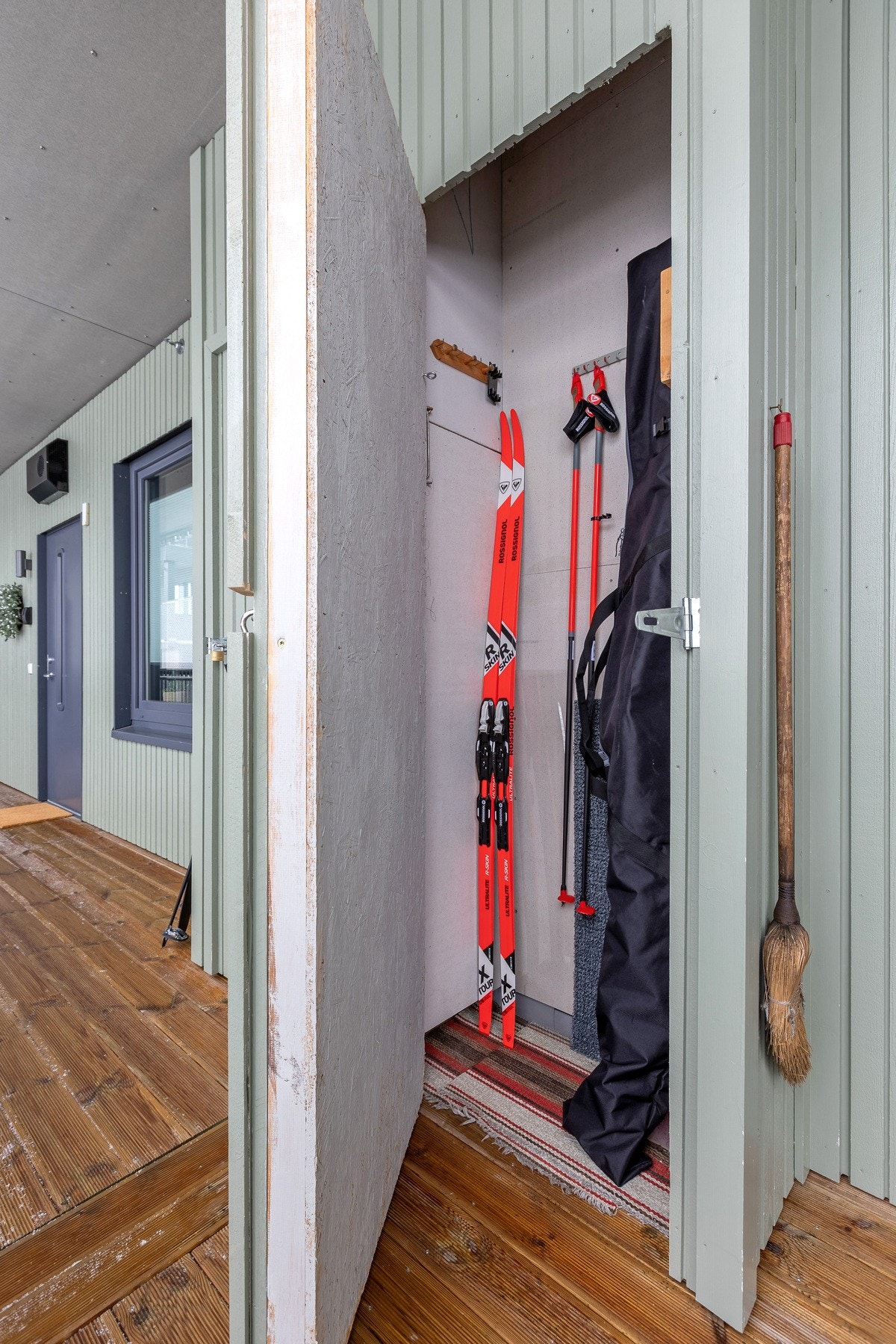 Praktisk skiskap rett ved inngangsdøra Galleribilde