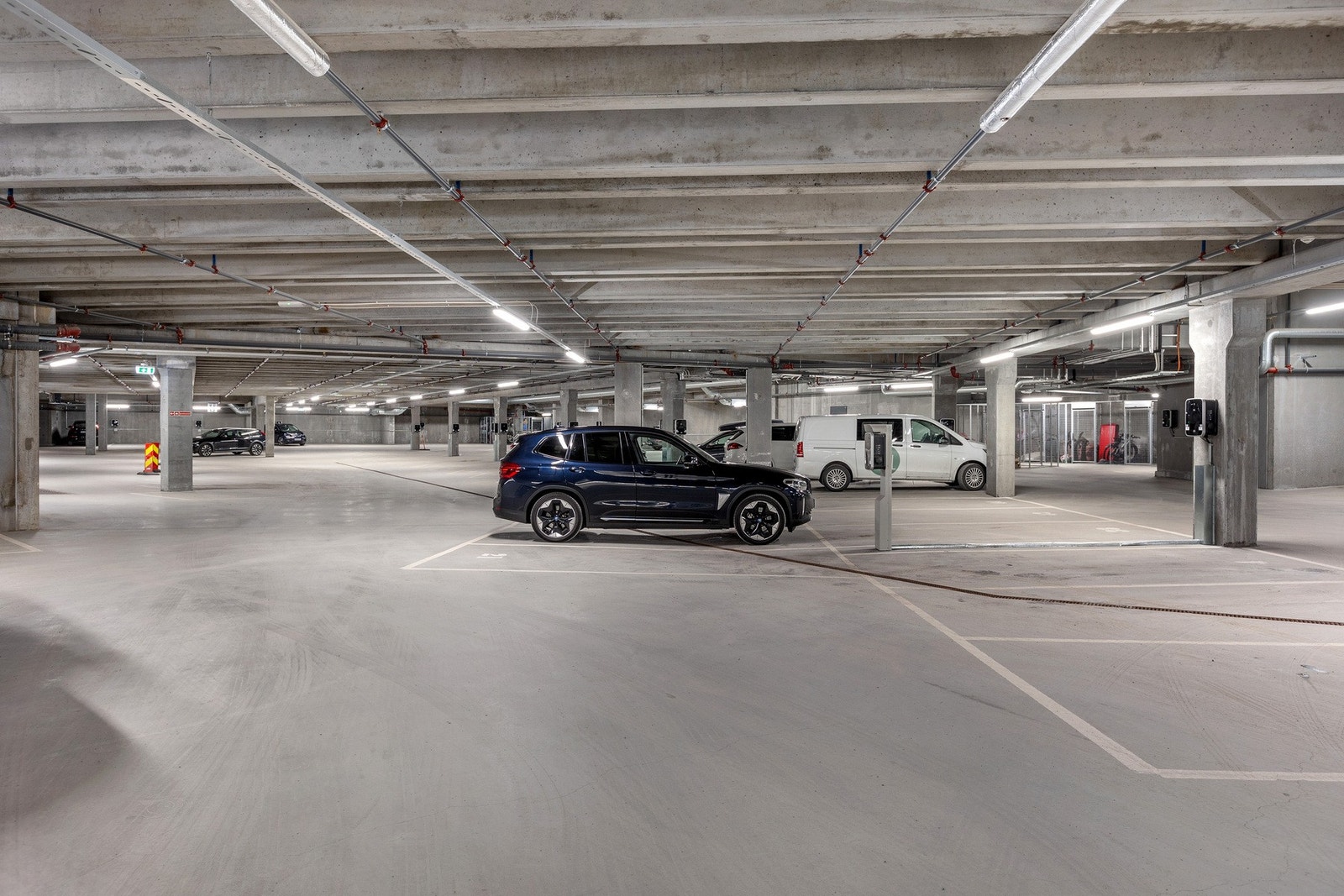 Moderne garasjeanlegg- her er det også felles skibod og egen bod. Galleribilde