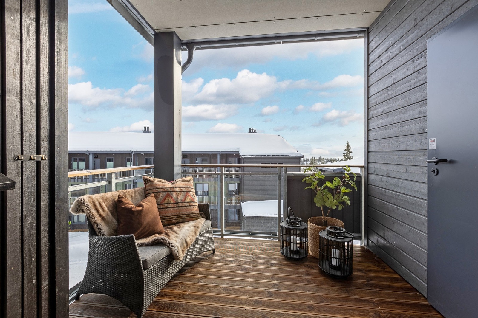 Fra stuen er det utgang til veranda. Her er det også en praktisk bod for lagring.- Galleribilde