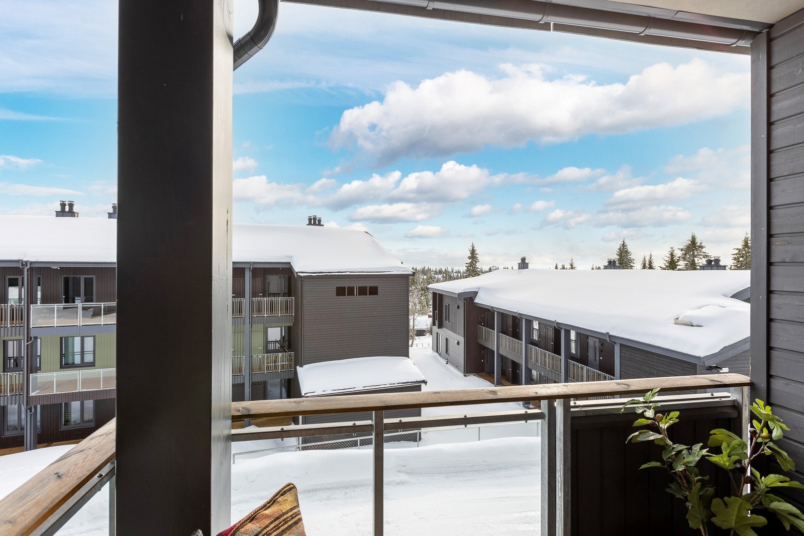 Luftig utsyn fra balkongen Galleribilde