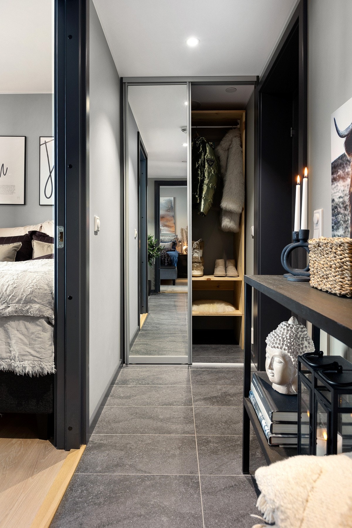 Det er i tillegg to skyvedørsgarderober i tilknytning til gang og kjøkken. Galleribilde