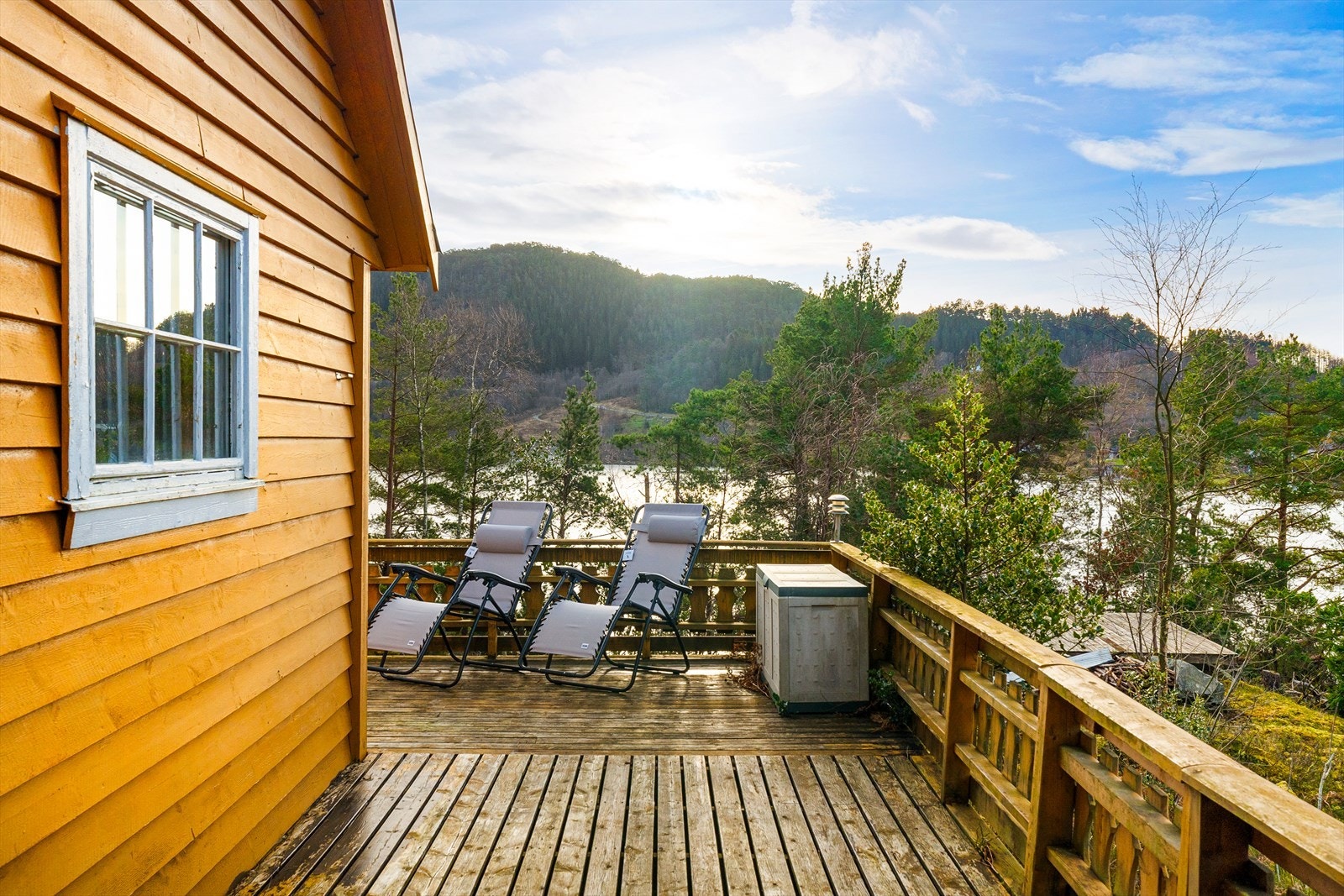 Romslig treterrasse som skrekker seg rundt eiendommen. Solrik beliggenhet, nærme sjøen. Galleribilde