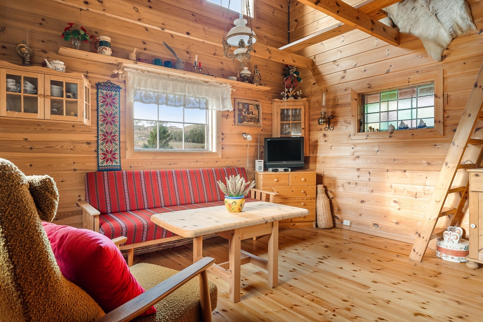 Fra stue er det tretrapp opp til hems. Galleribilde