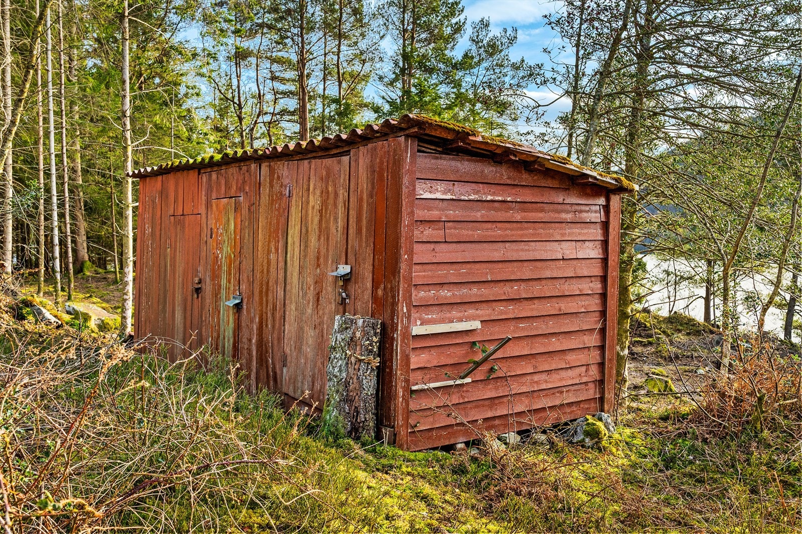 På eiendommen er det også en utebod og utedo. Galleribilde