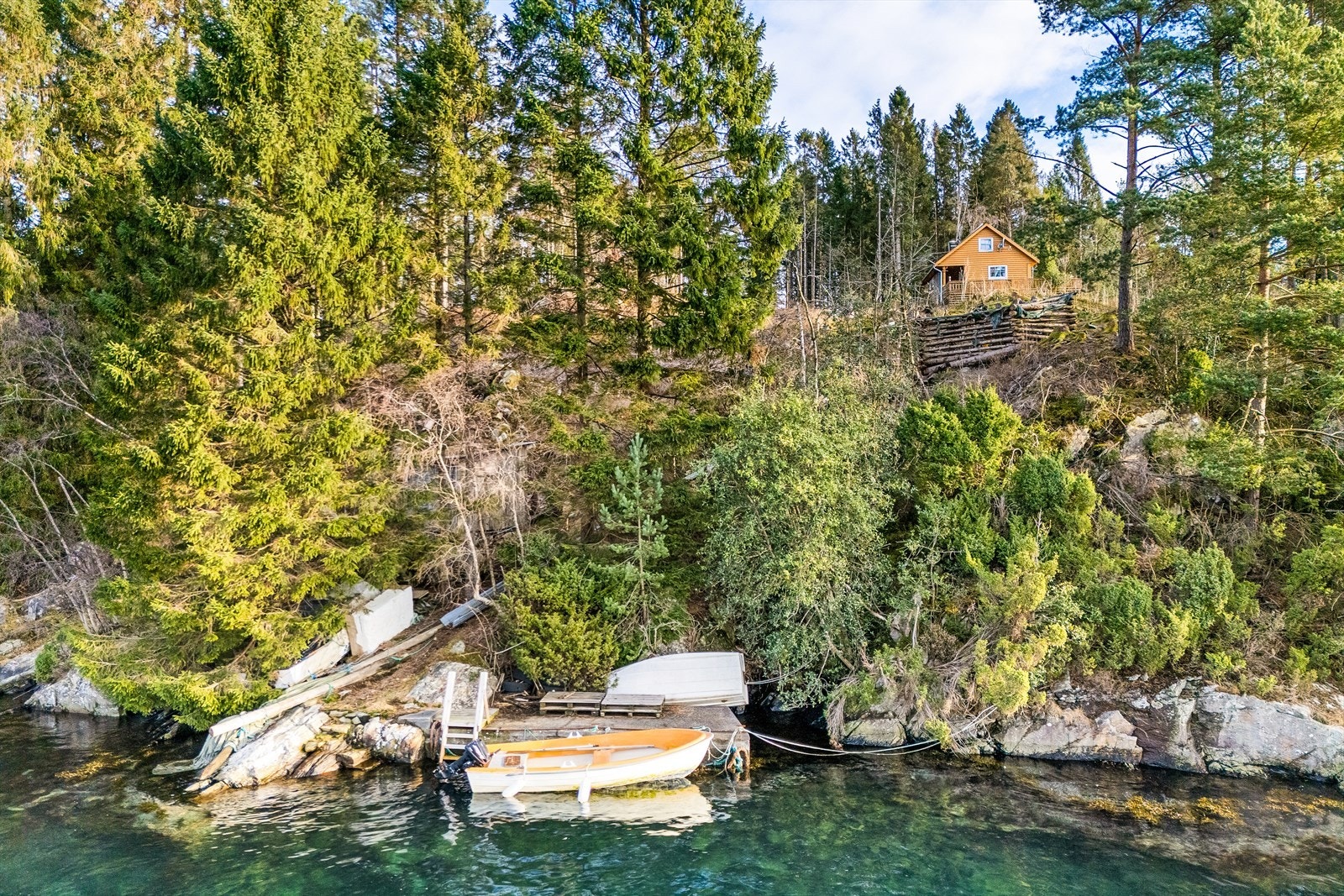 Eiendommen har båtadkomst, med mulighet for å fortøye ved privat kai. Galleribilde