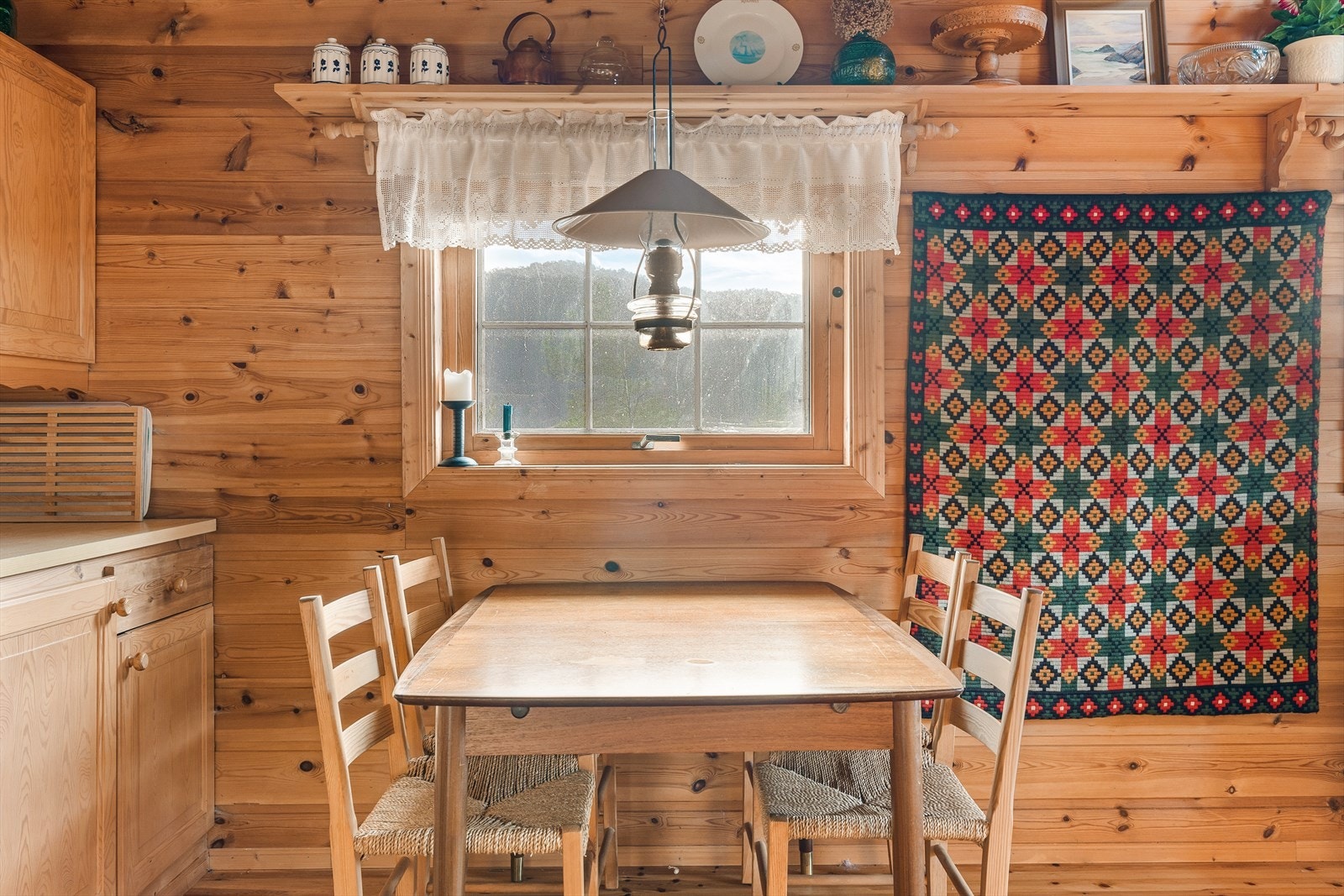 Plass til spisegruppe på kjøkken. Galleribilde