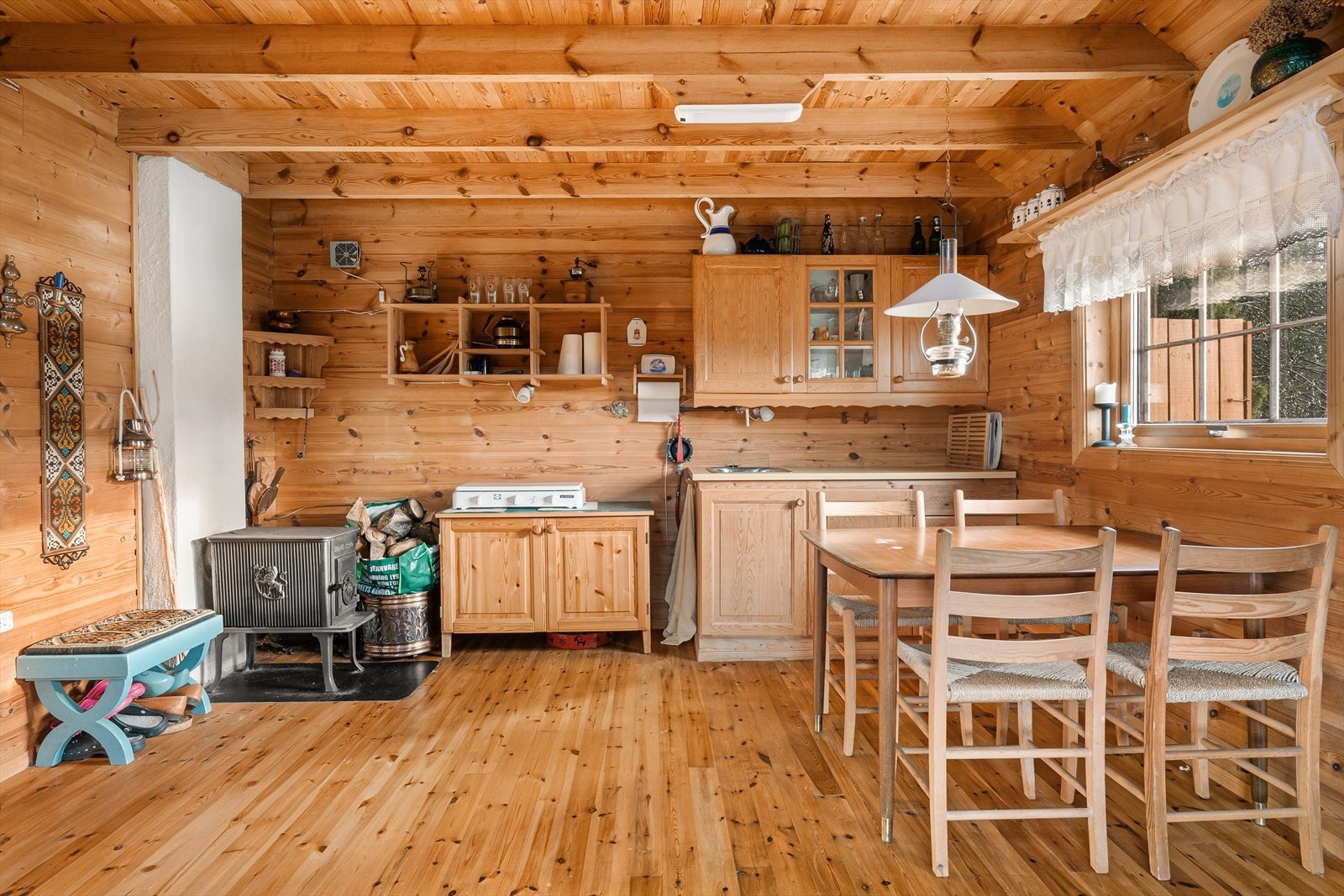 Enkelt utstyrt kjøkken som ligger åpent mot resten av rommet. Galleribilde