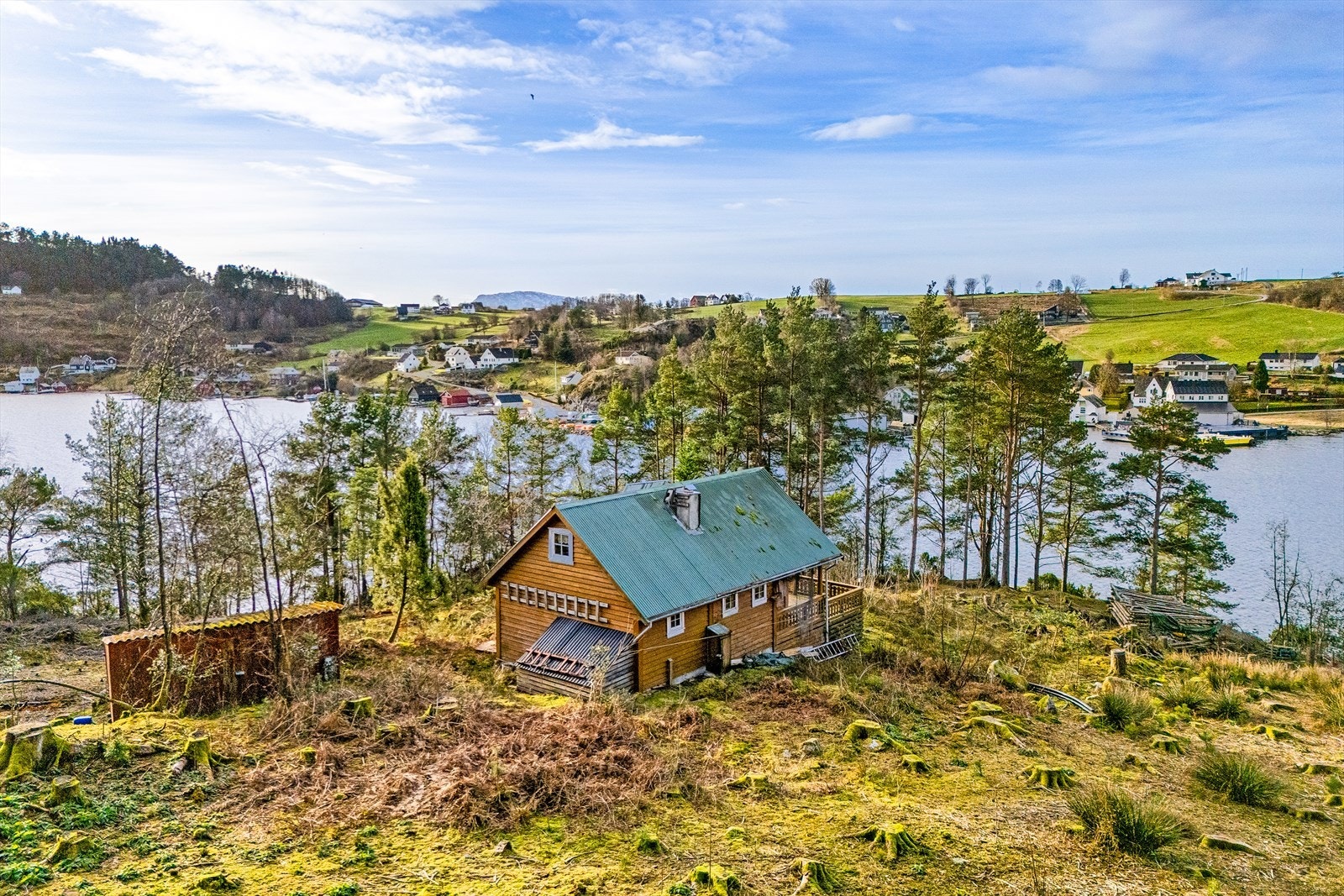 Hytten ble opprinnelig oppført i 1986 og har senere blitt utvidet med et tilbygg. Galleribilde