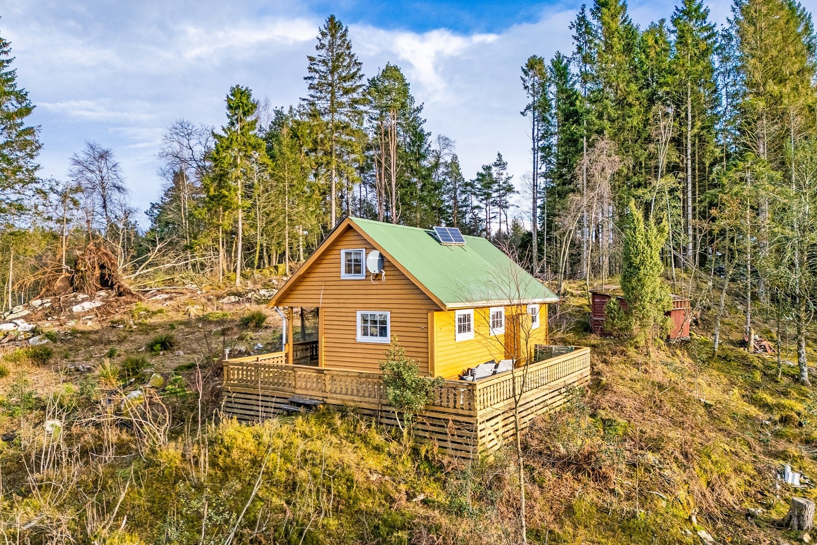 Hytta har installert solcelleanlegg på taket for strømforsyning, og vannforsyning fra oppsamlingstank for takvann. Galleribilde