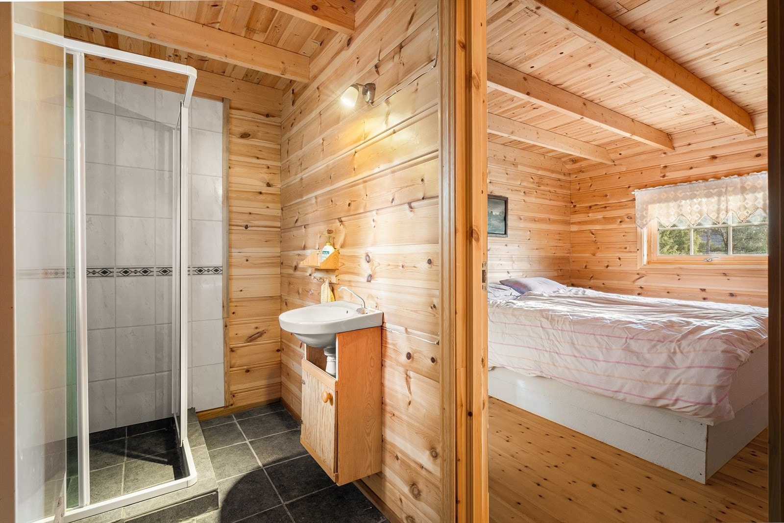 Fra soverom er det tilkomst til et enkelt baderom. Galleribilde