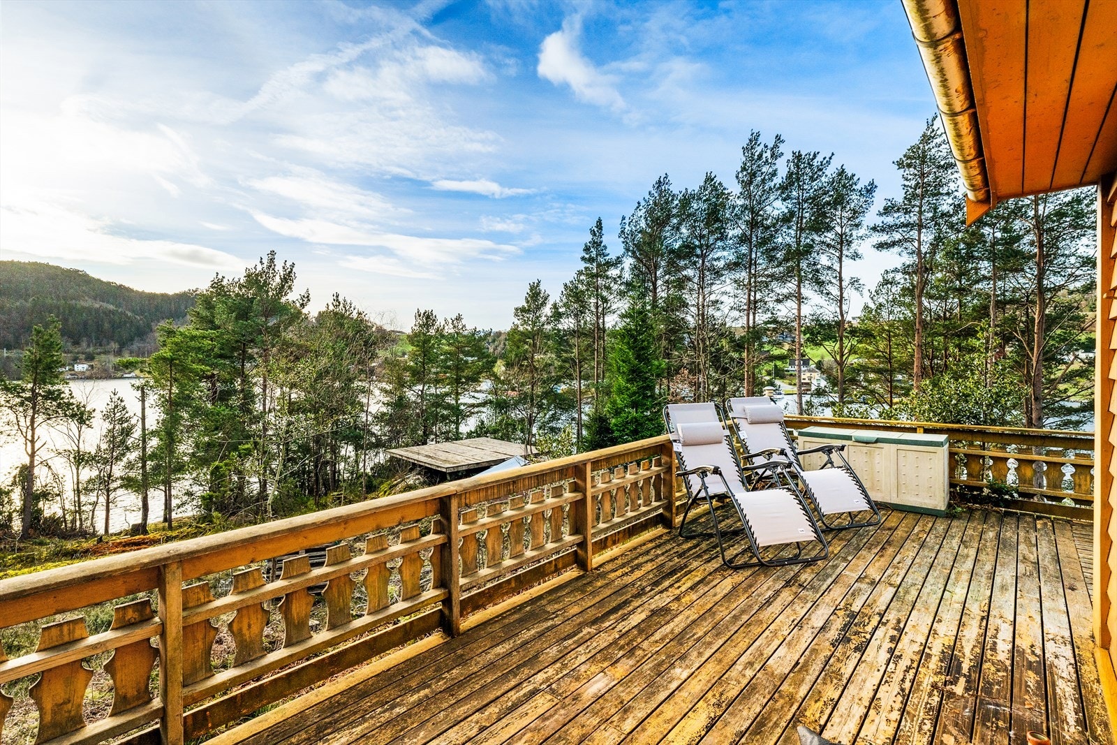 Hytta har behov for vedlikehold, men har en attraktiv beliggenhet med en unik mulighet for å skape drømmehytta! Galleribilde