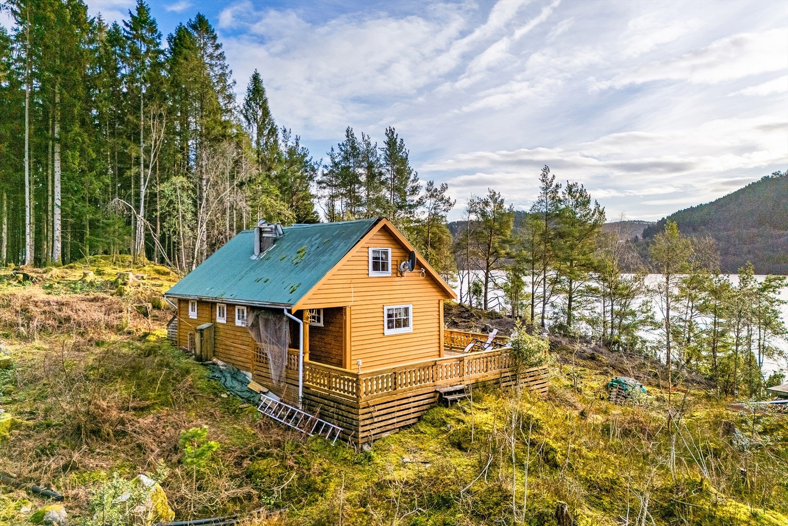 Dette er en eldre hytte med enkel standard. Det er behov for vedlikehold og utbedringer både innvendig og utvendig. Galleribilde