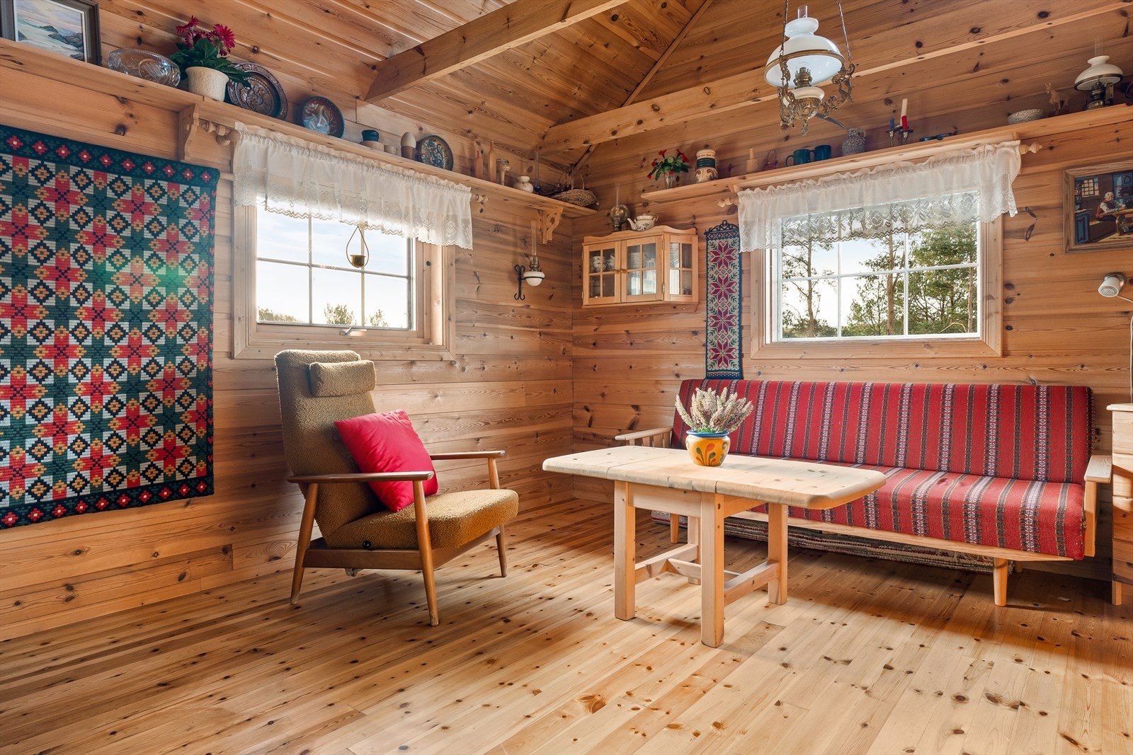 Tradisjonelle overflater som gulv av furu og trepanel på vegger. Galleribilde