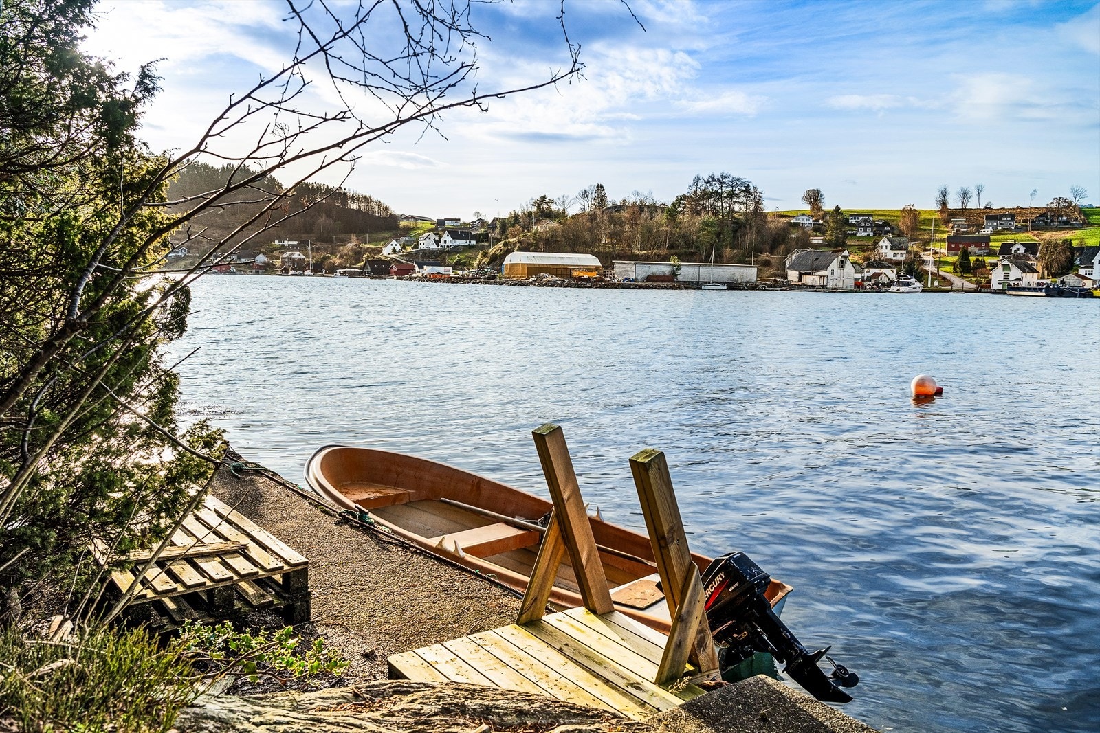 Parkering i havna i Toftevåg og dermed båttransport fra Toftevågen på Halsnøy og over til Toftøya. Galleribilde