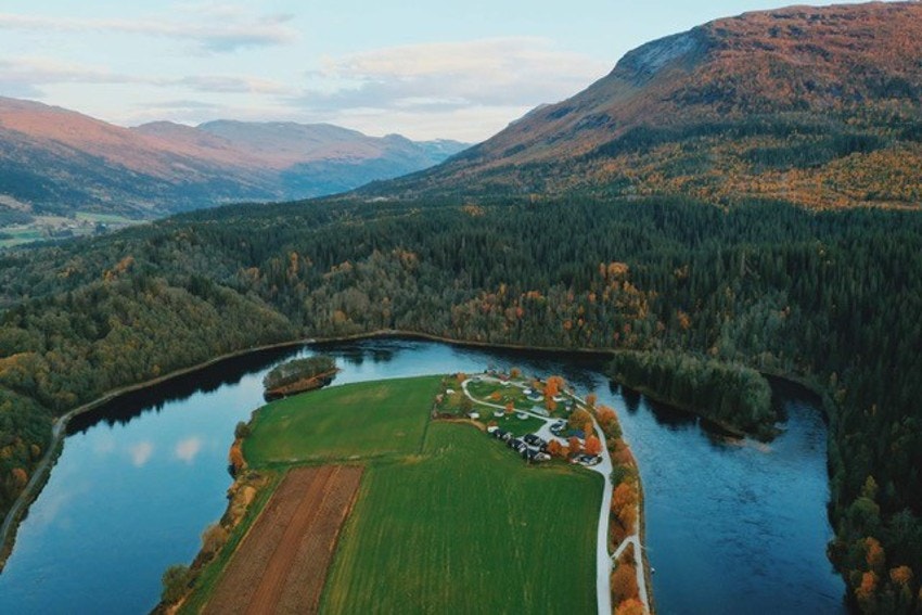 Idlyllisk beliggenhet ved lakselva Røssåga Galleribilde