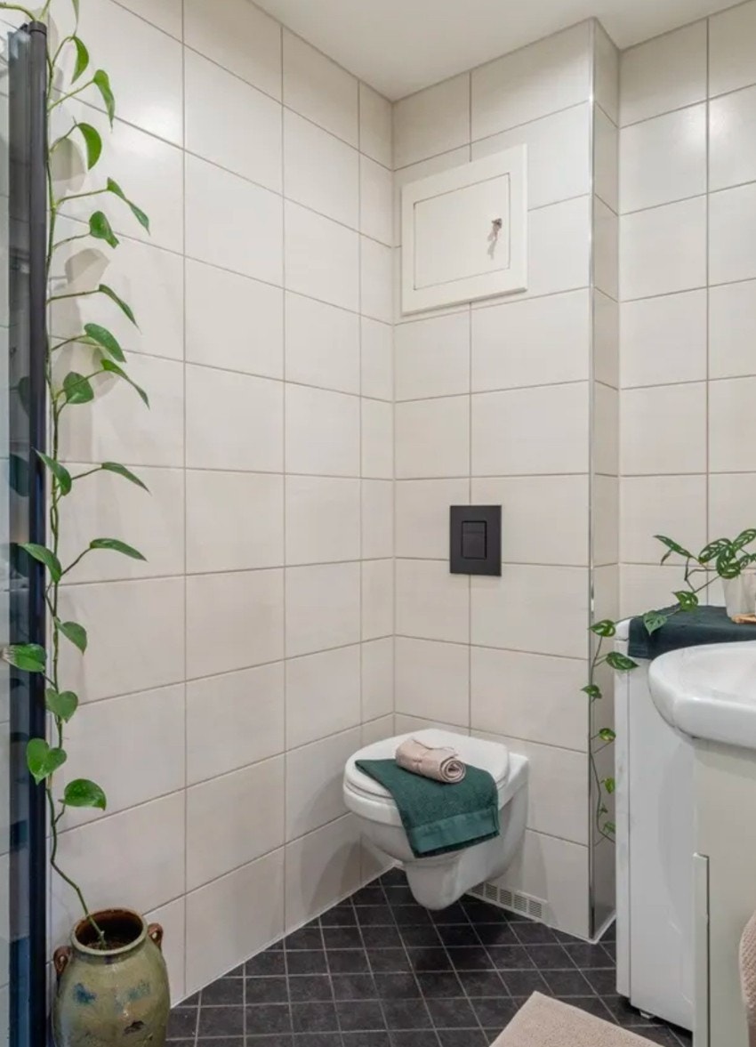 Baderomsinnredning består av dusj, servant med underskap, speil, veggklosett og opplegg for vaskemaskin. Galleribilde