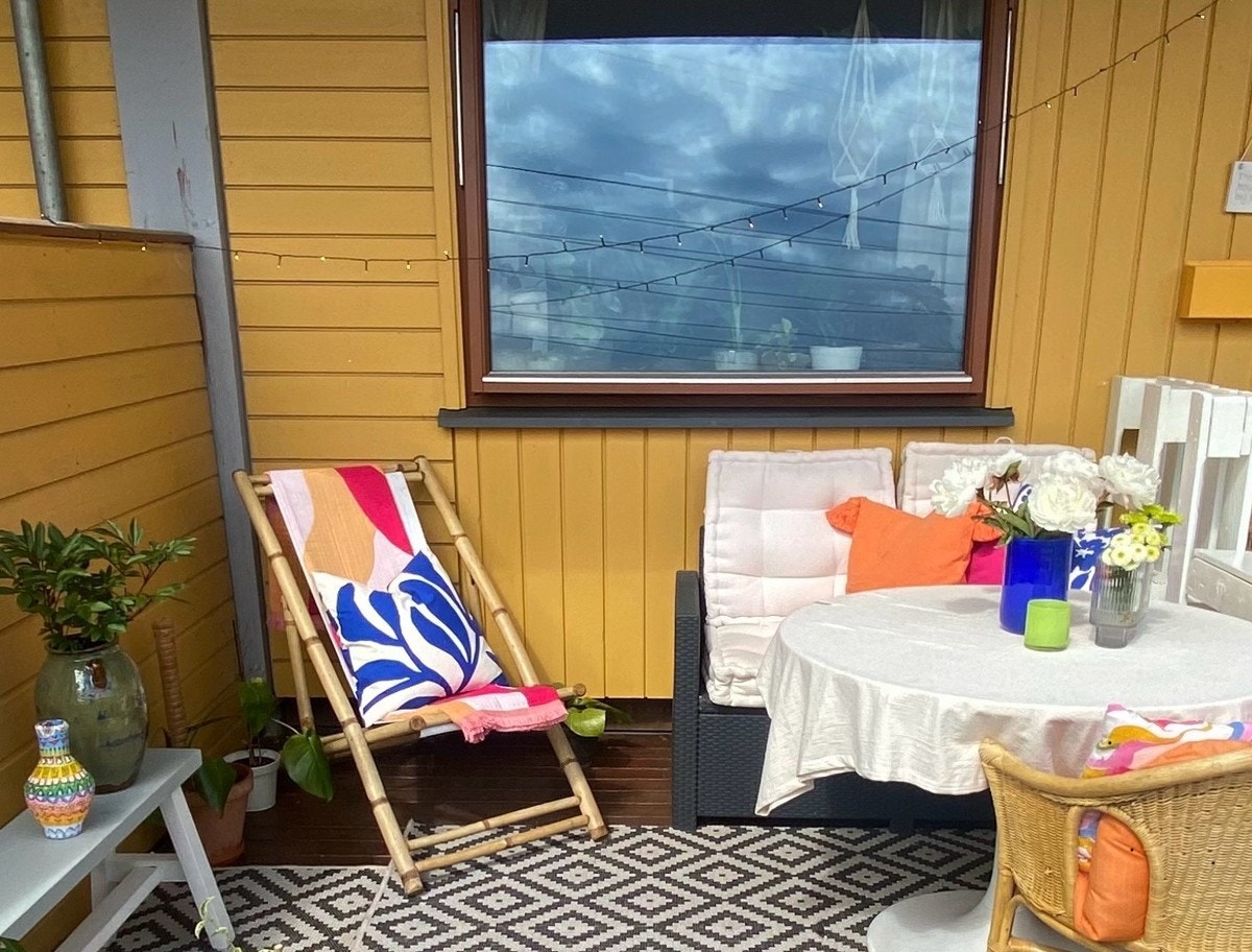 Terrassen ligger på inngangssiden av leiligheten. Privat foto. Galleribilde