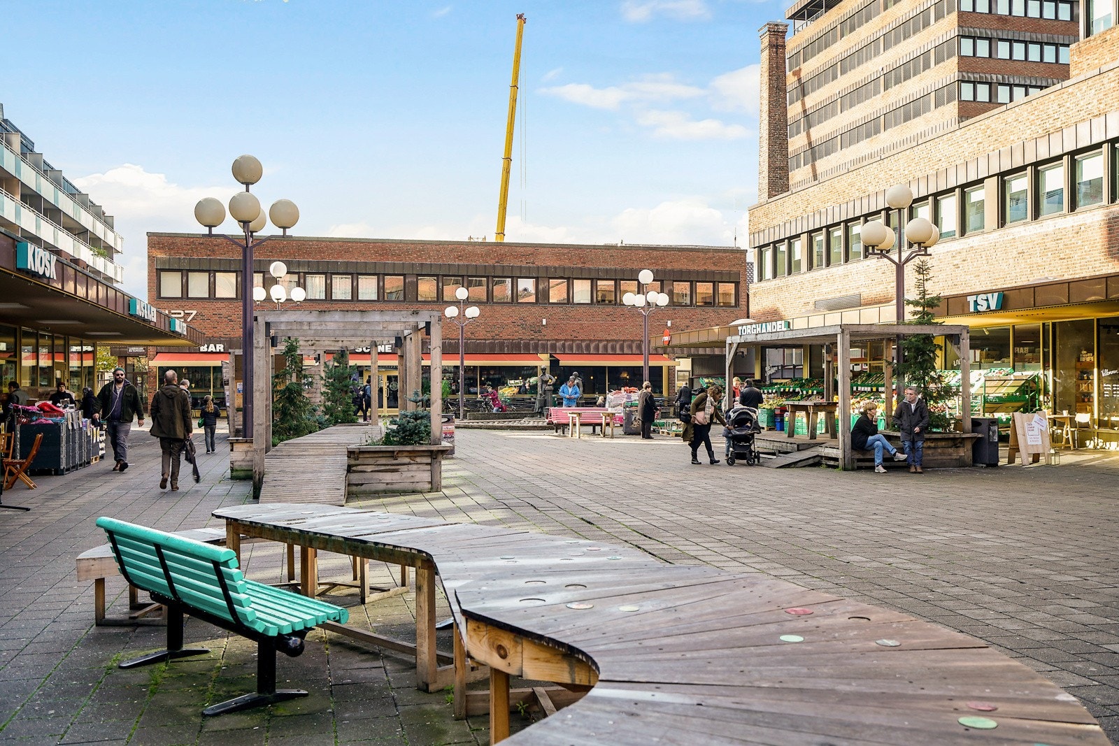 Tøyen torg med stadig flere restauranter, bakeri, småbutikker og bar/pub Galleribilde