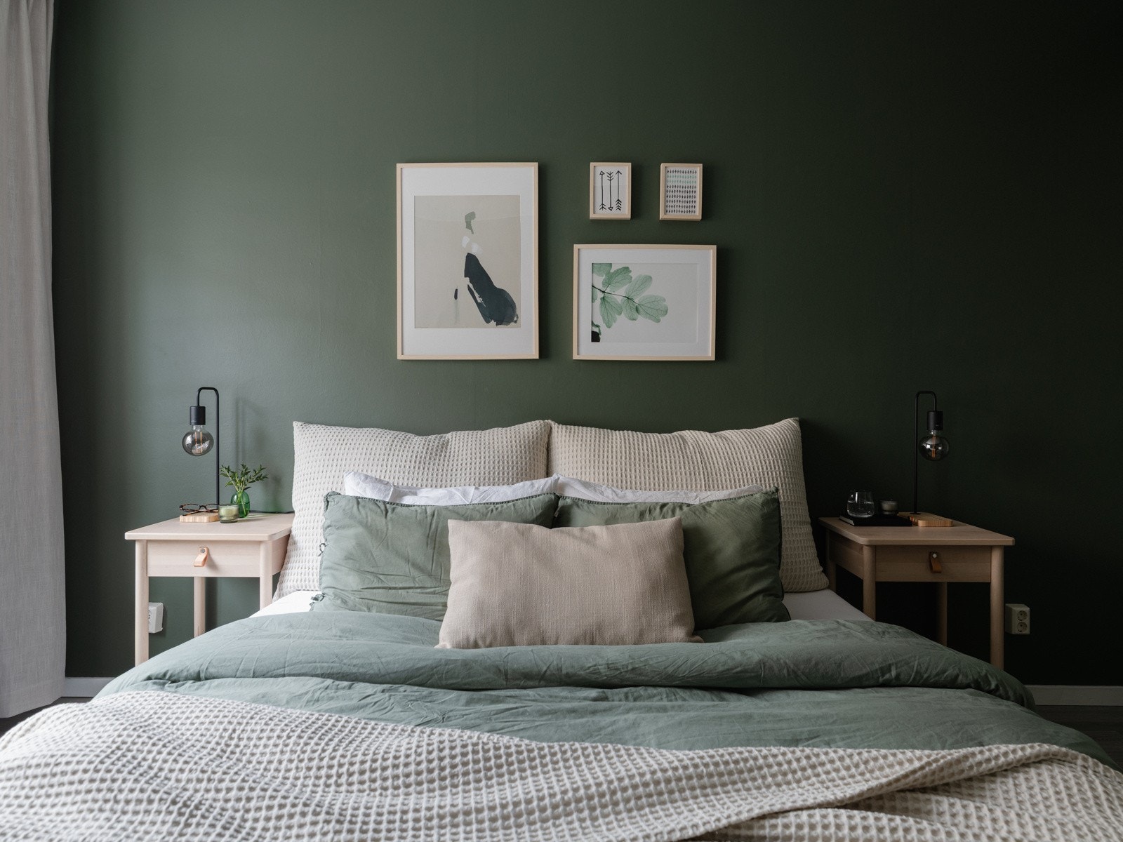 Soverommet er malt i en mørkere farge, som også harmonerer fint med leilighetens øvrige fargevalg Galleribilde