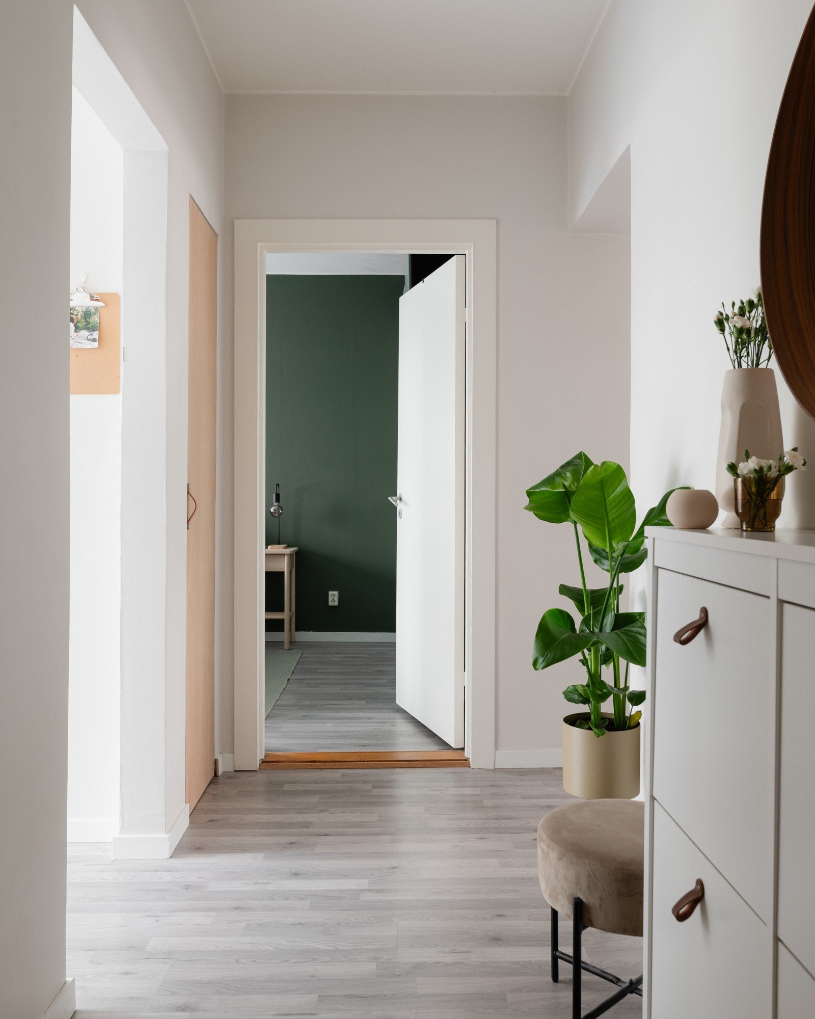 Fra entré er det direkte adkomst til leilighetens øvrige rom Galleribilde