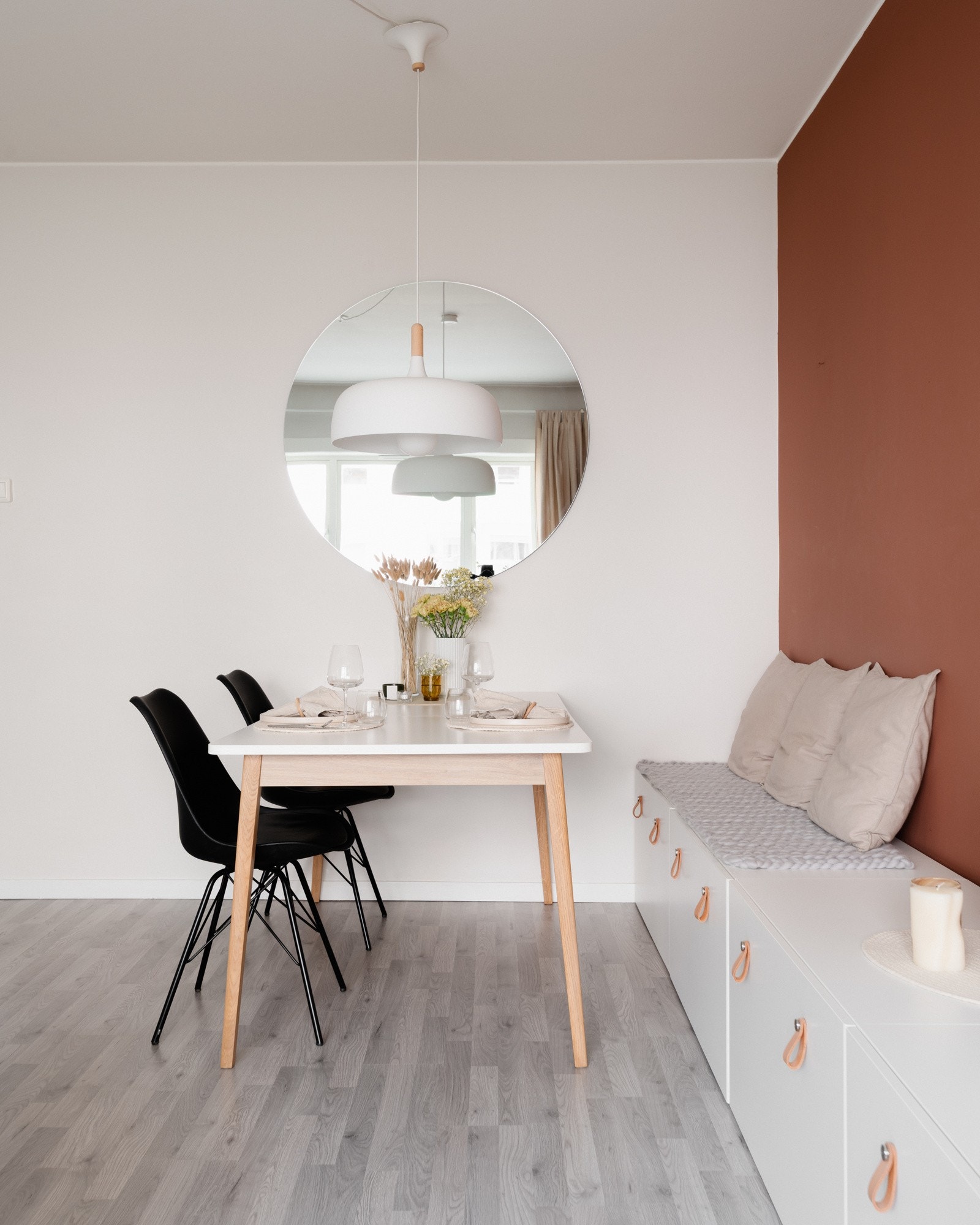 God plass til spisebord med plassbygget og estetisk pen sittebenk Galleribilde