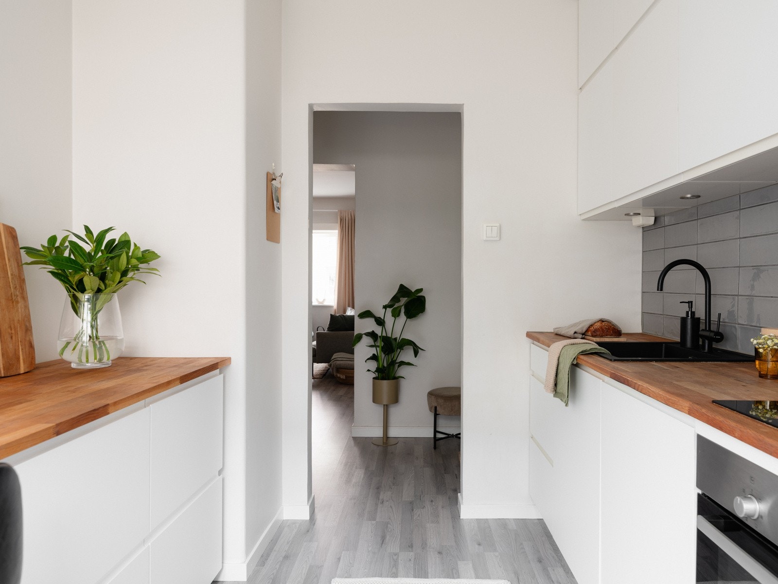 Separat kjøkken er alltid praktisk for å kunne skille av leiligheten i ulike soner Galleribilde