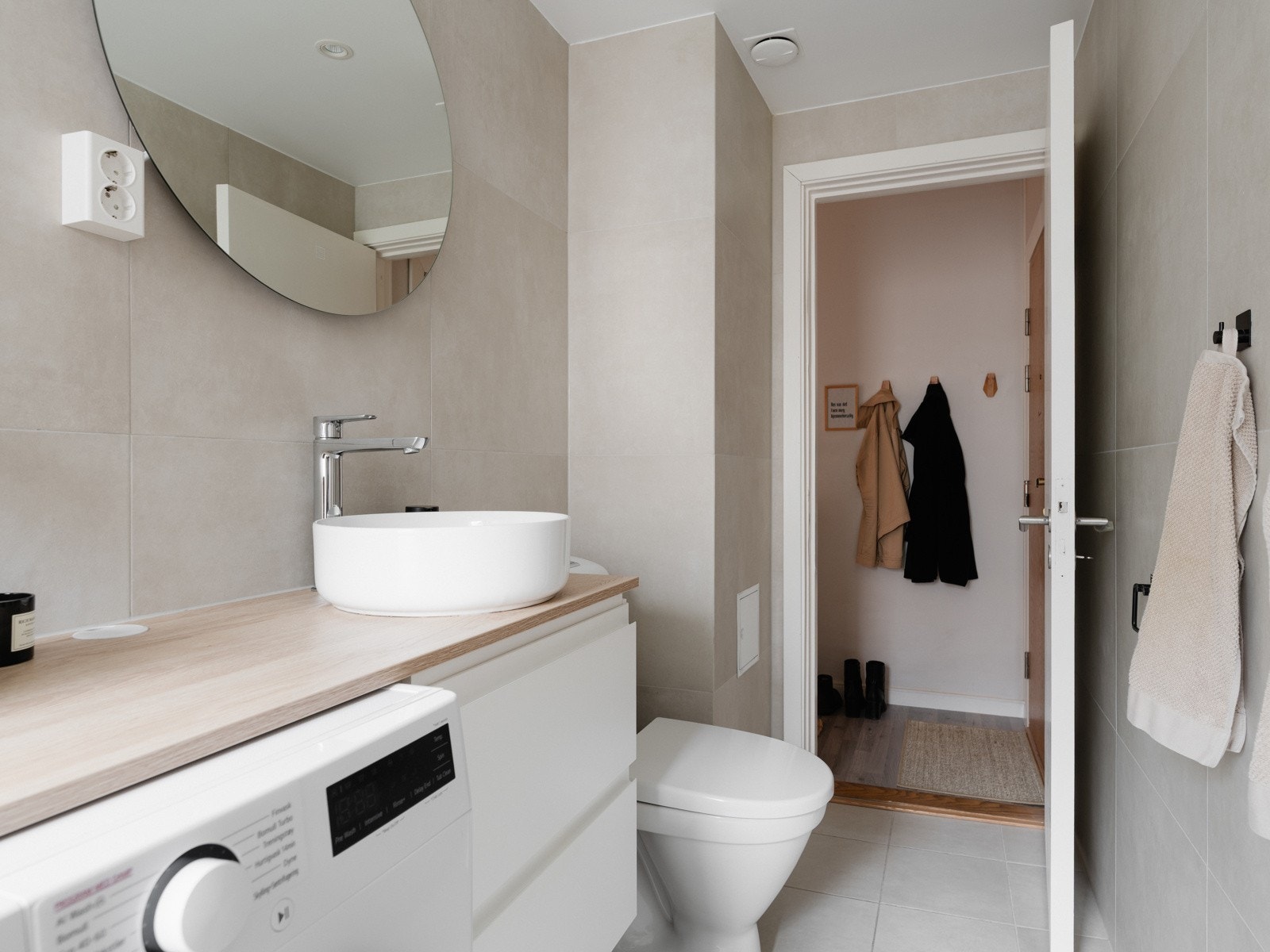 Det er satt inn ny og moderne innredning siden den gang og etablert nytt dusjkar i tillegg til nye fliser Galleribilde